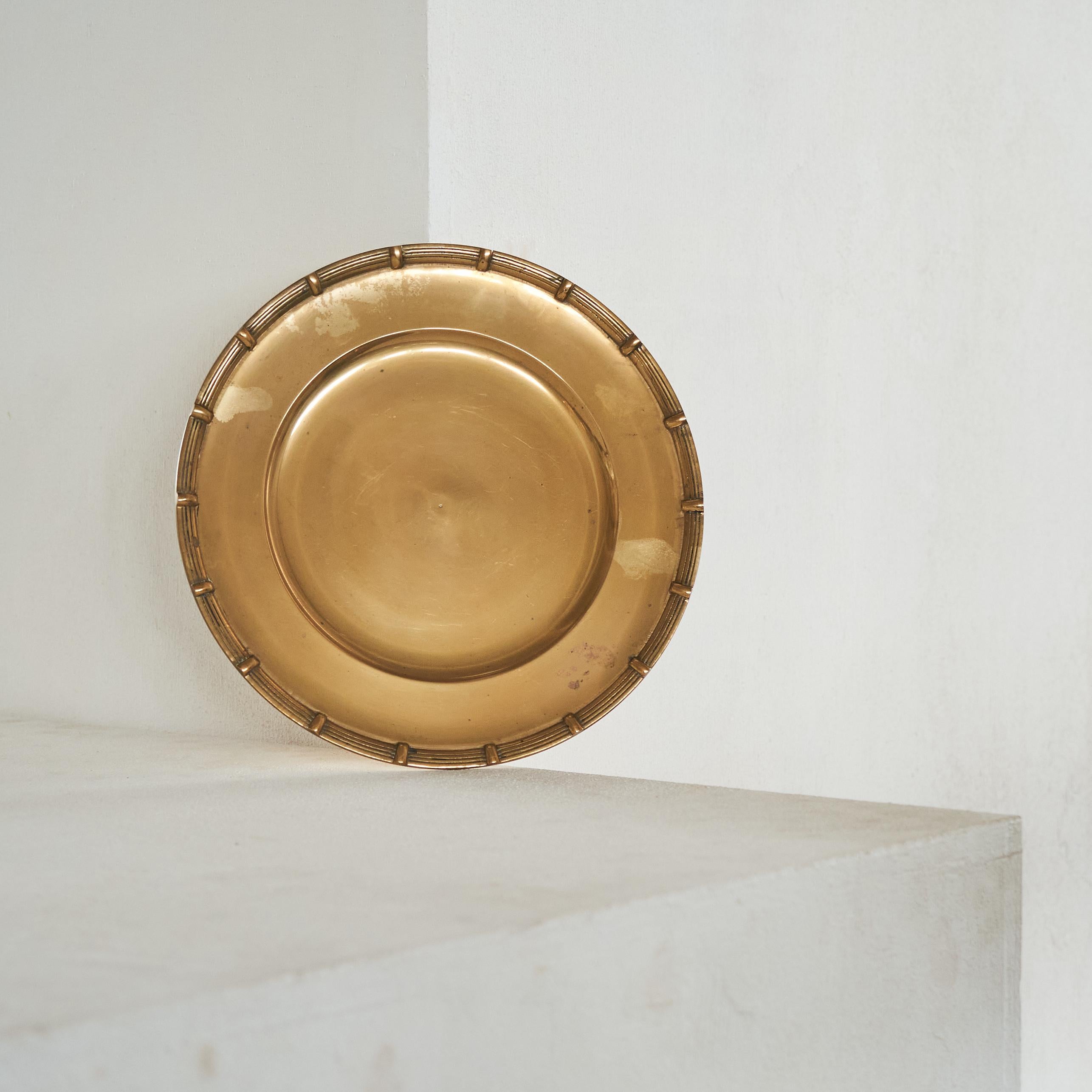 Meraviglioso centrotavola Art Deco in ottone patinato, Europa, anni '30.

Questo centrotavola emana il fascino dell'Art Déco in un modo davvero senza tempo. Molto elegante e raffinato, ma allo stesso tempo molto semplice. Il bordo esterno decorativo