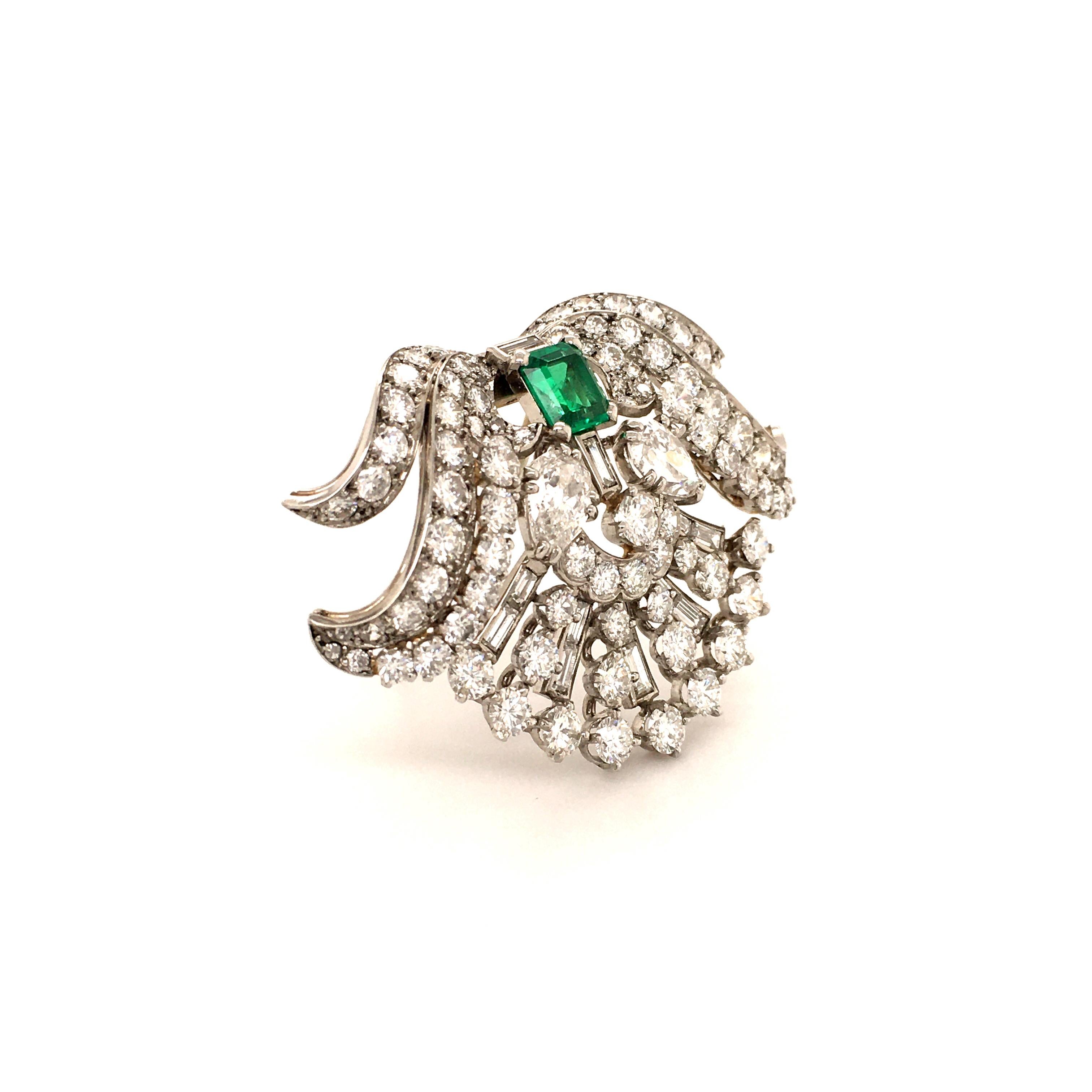 Wonderful Art Deco Clip in Platinum 950 Set with Emerald and Diamonds In Good Condition For Sale In Lucerne, CH