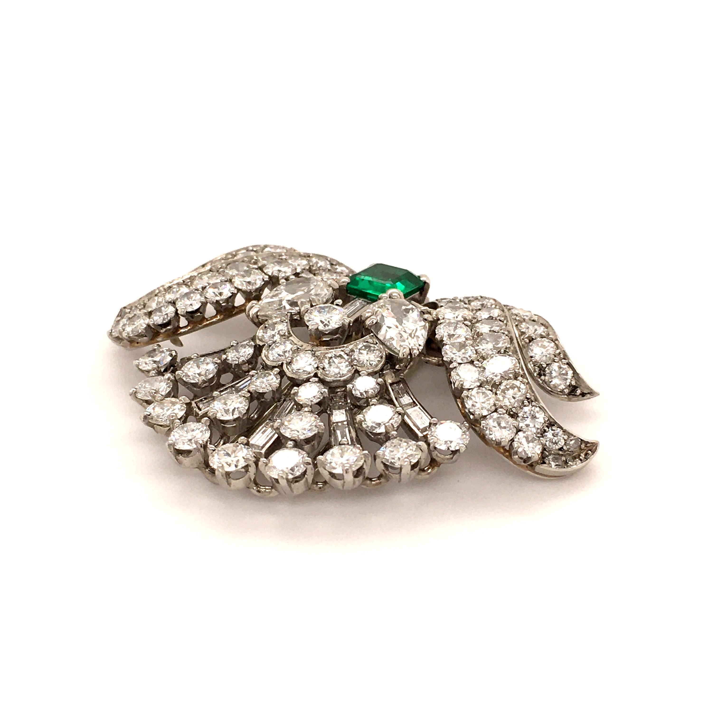 Women's or Men's Wonderful Art Deco Clip in Platinum 950 Set with Emerald and Diamonds For Sale