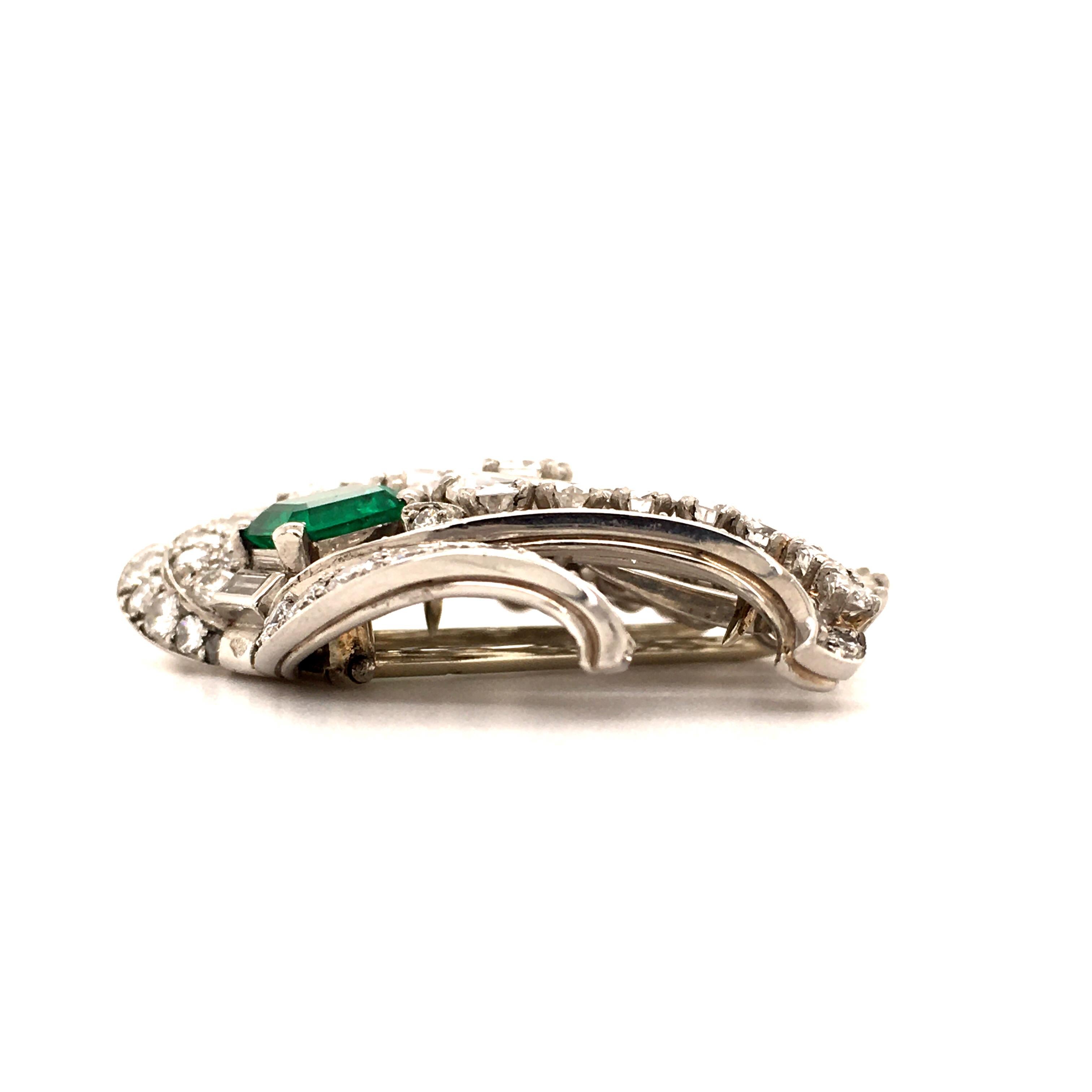 Wonderful Art Deco Clip in Platinum 950 Set with Emerald and Diamonds For Sale 3