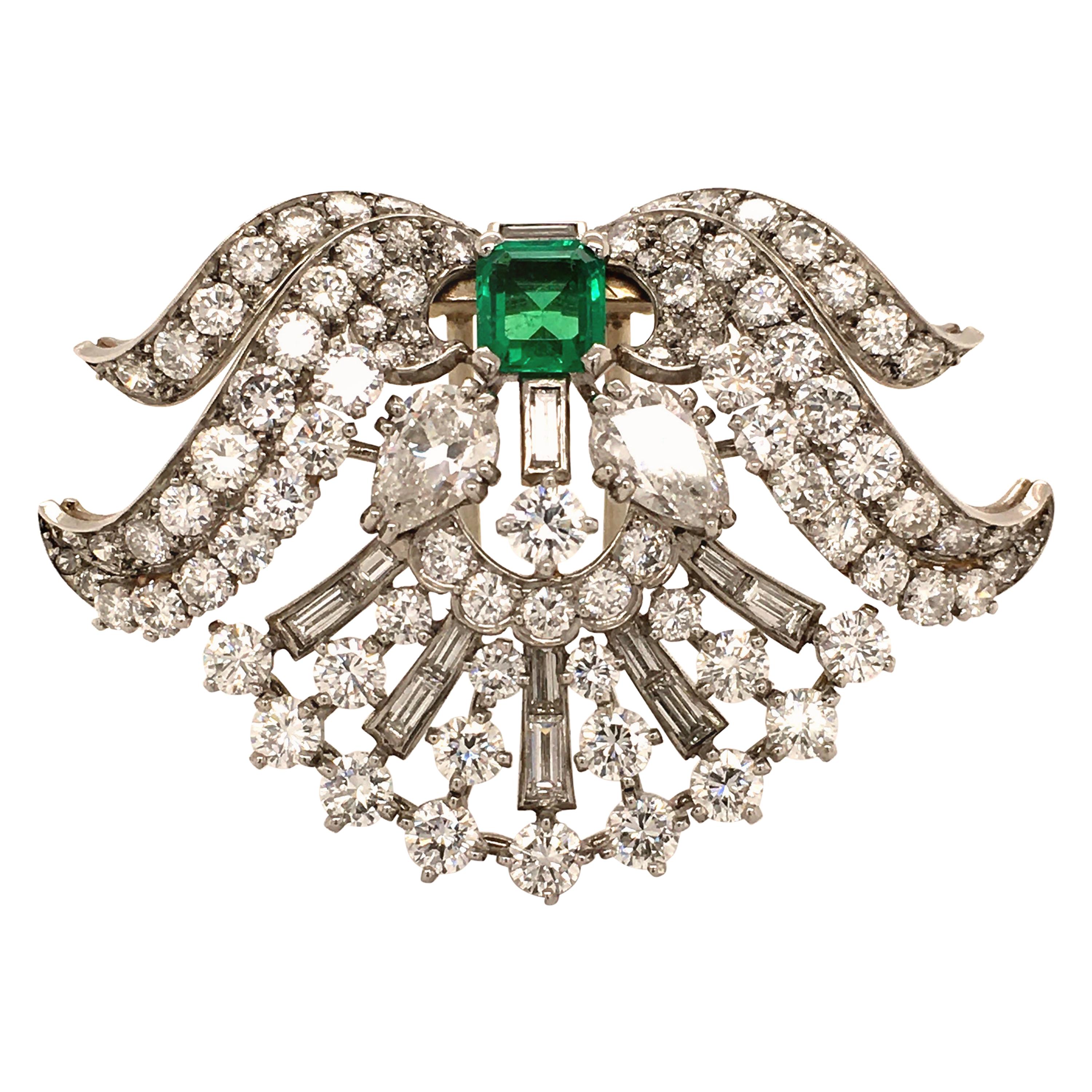 Wonderful Art Deco Clip in Platinum 950 Set with Emerald and Diamonds For Sale