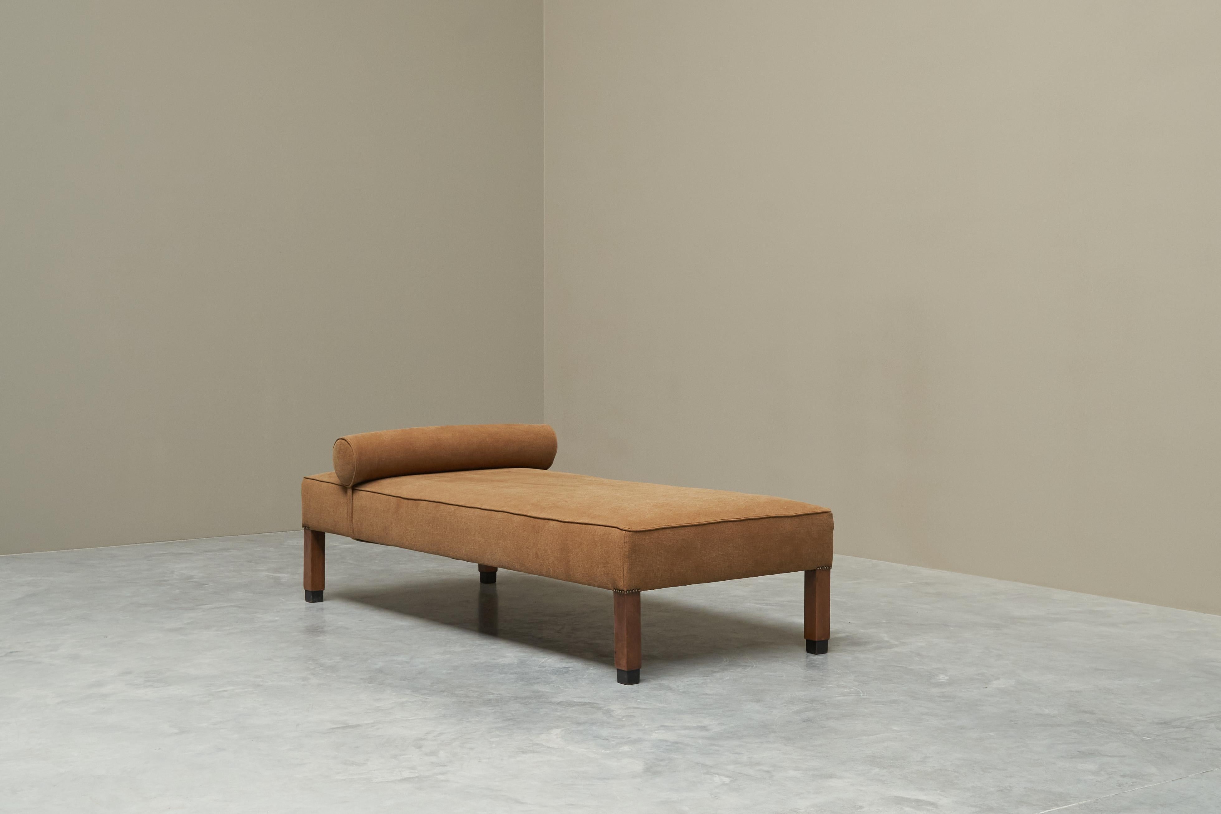 Wunderschönes Art Deco Daybed in Leinen 1930s (Handgefertigt) im Angebot