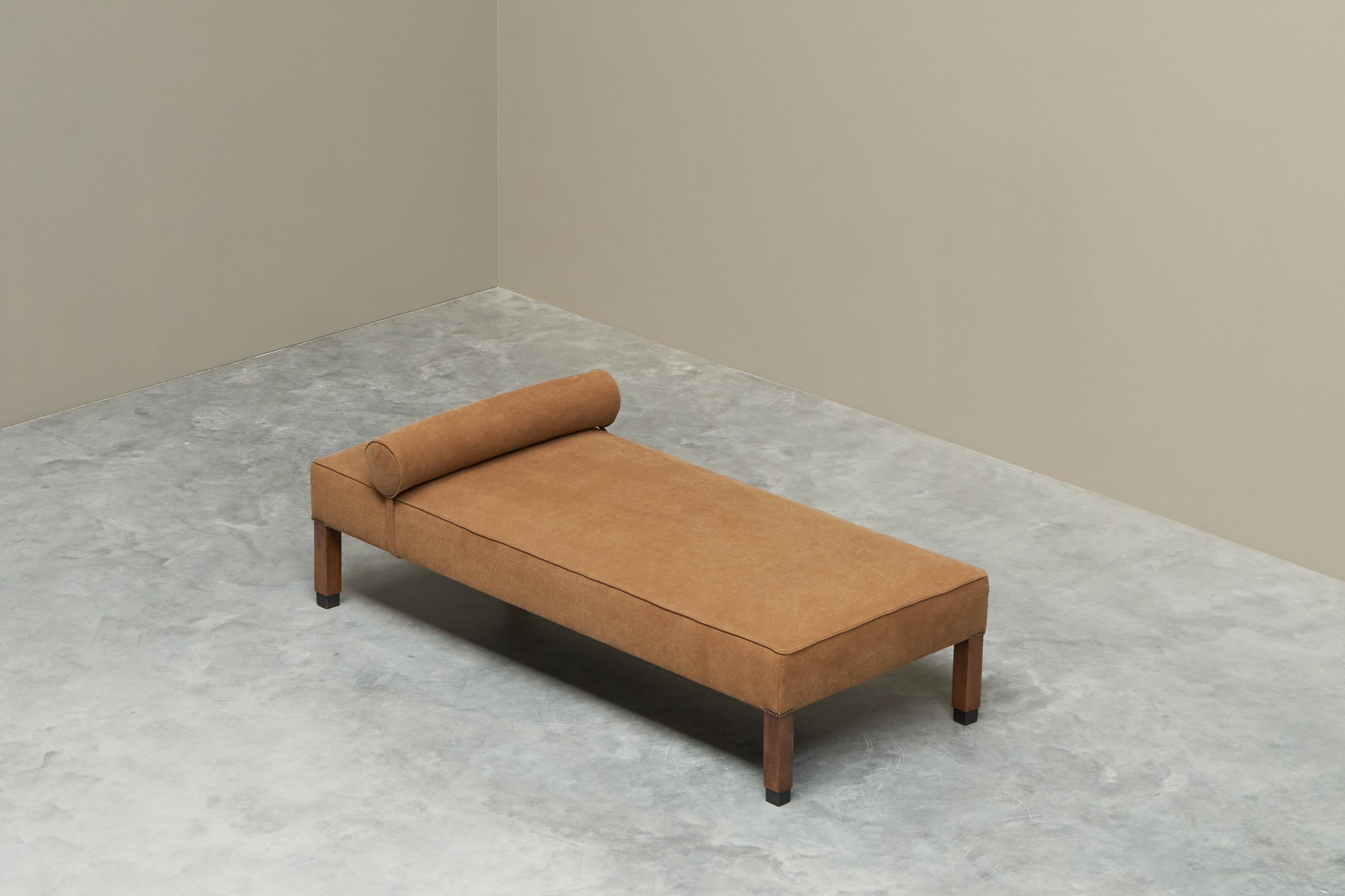 Art Deco Daybed in Stonewashed Leinen, 1930er Jahre, restauriert und neu gepolstert.

Dieses atemberaubende Art-Déco-Tagesbett aus den 1930er Jahren weist wunderbare Proportionen auf und hat eine gute Größe. Er hat robuste Beine und elegante Füße.