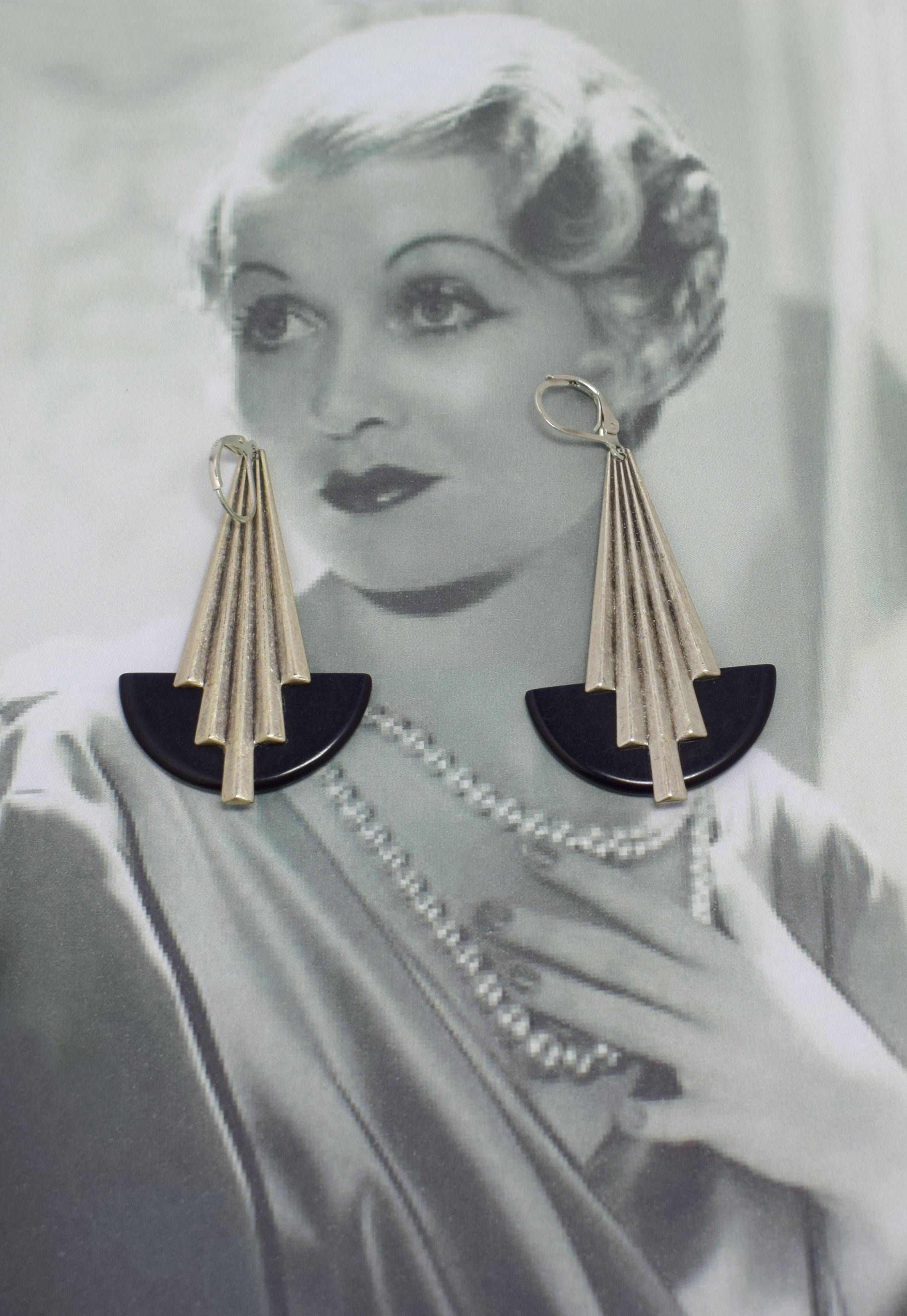 A fabulous pair of Art deco earrings in Black phenolic bakelite and silver plated metal ( the silver has a oxidised , aged finish). Great iconic design any ladie who loves Art Deco would love. As one of the leading manufacturers of jewellery