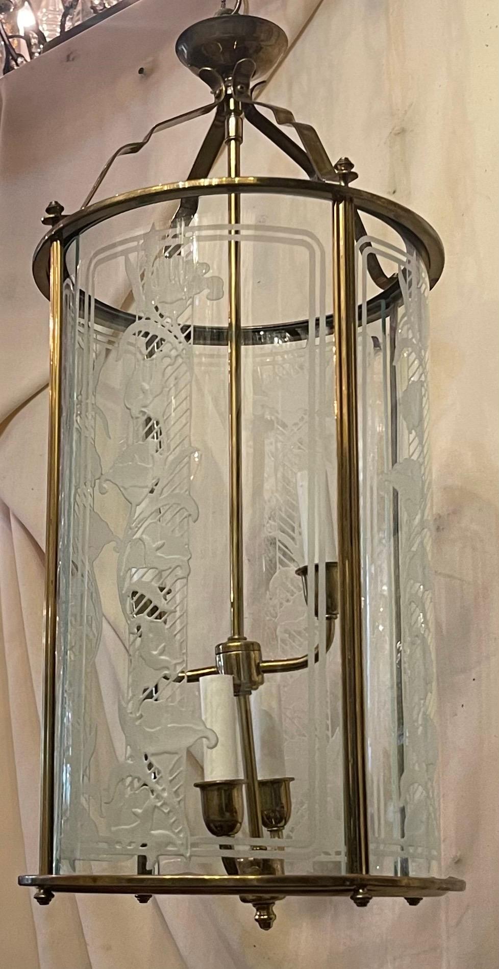 Eine wunderbare Art Deco / Nouveau Stil Messing länglicher Zylinder mit Kunstglas Panels Laterne Leuchte mit 4 Kandelaber Steckdosen