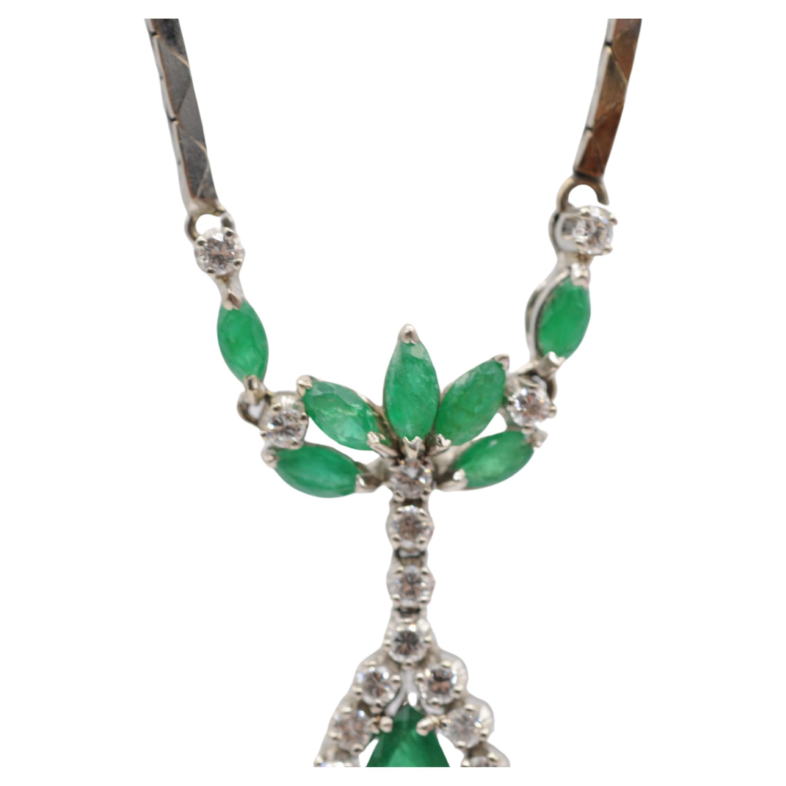 Wonderful Art deco style dreamfull necklace with emeralds and diamonds For Sale 4
