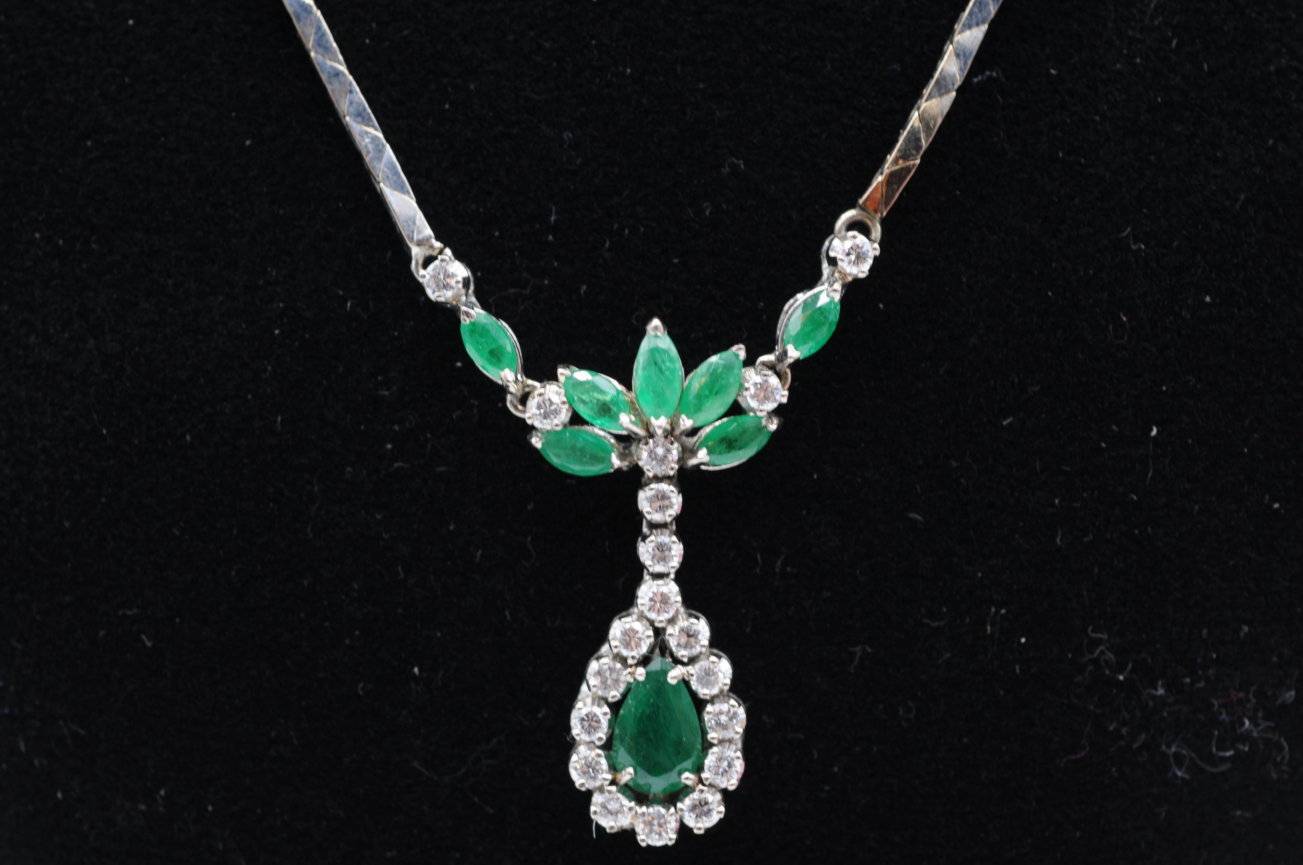 Wunderschöne, traumhafte Halskette im Art-Déco-Stil mit Smaragden und Diamanten im Angebot 10