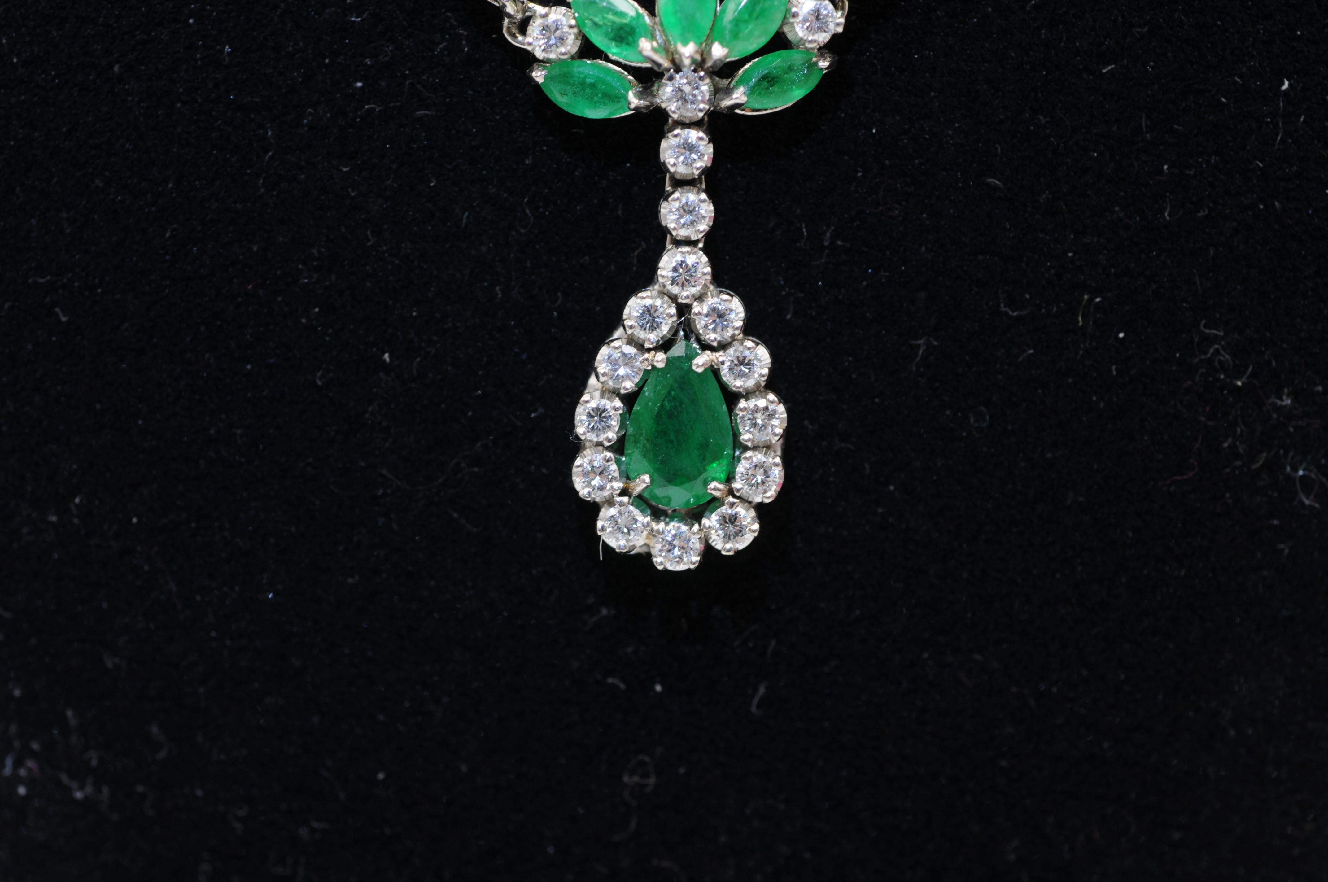 Wunderschöne, traumhafte Halskette im Art-Déco-Stil mit Smaragden und Diamanten im Angebot 12