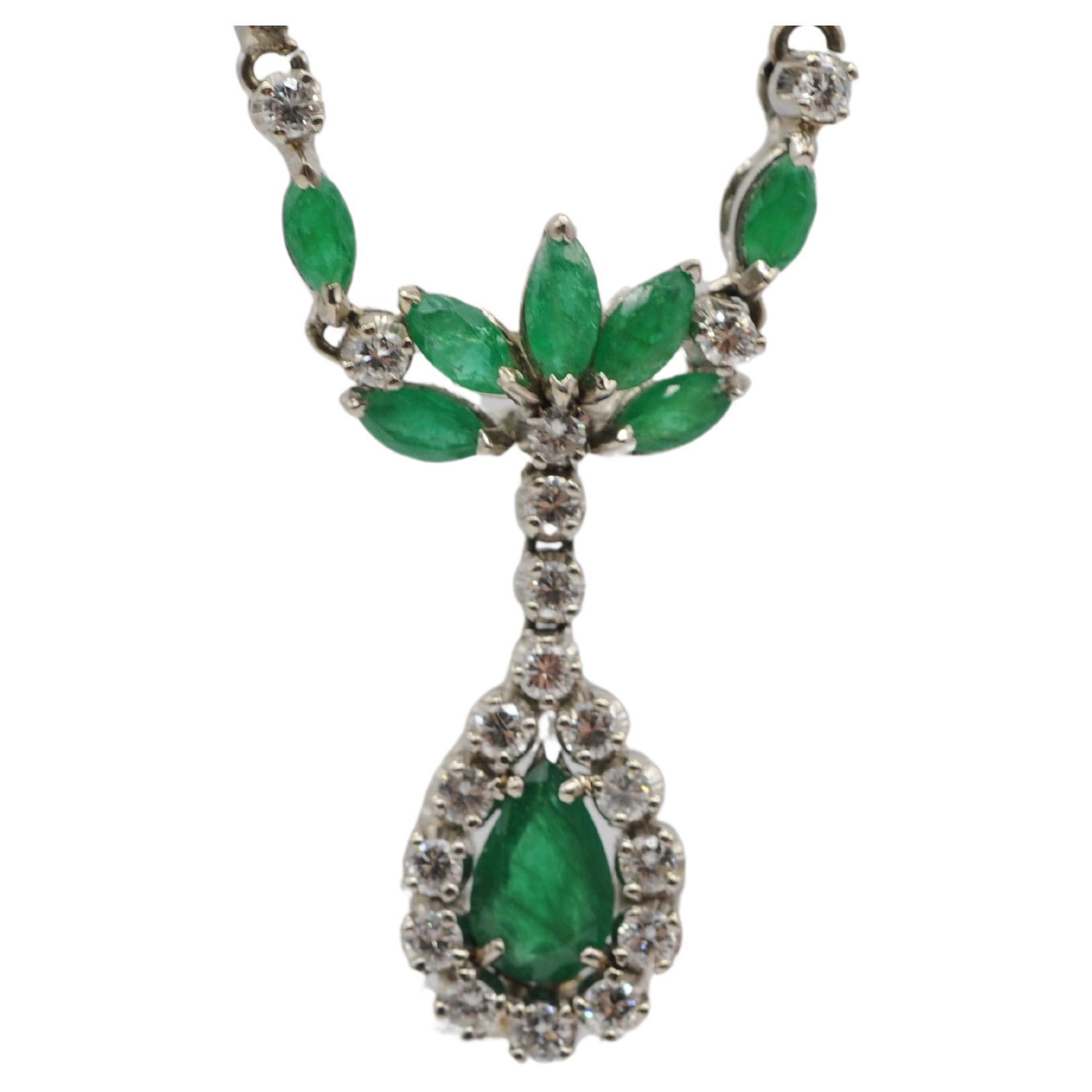 Aesthetic Movement Wonderful Art deco style dreamfull necklace with emeralds and diamonds For Sale