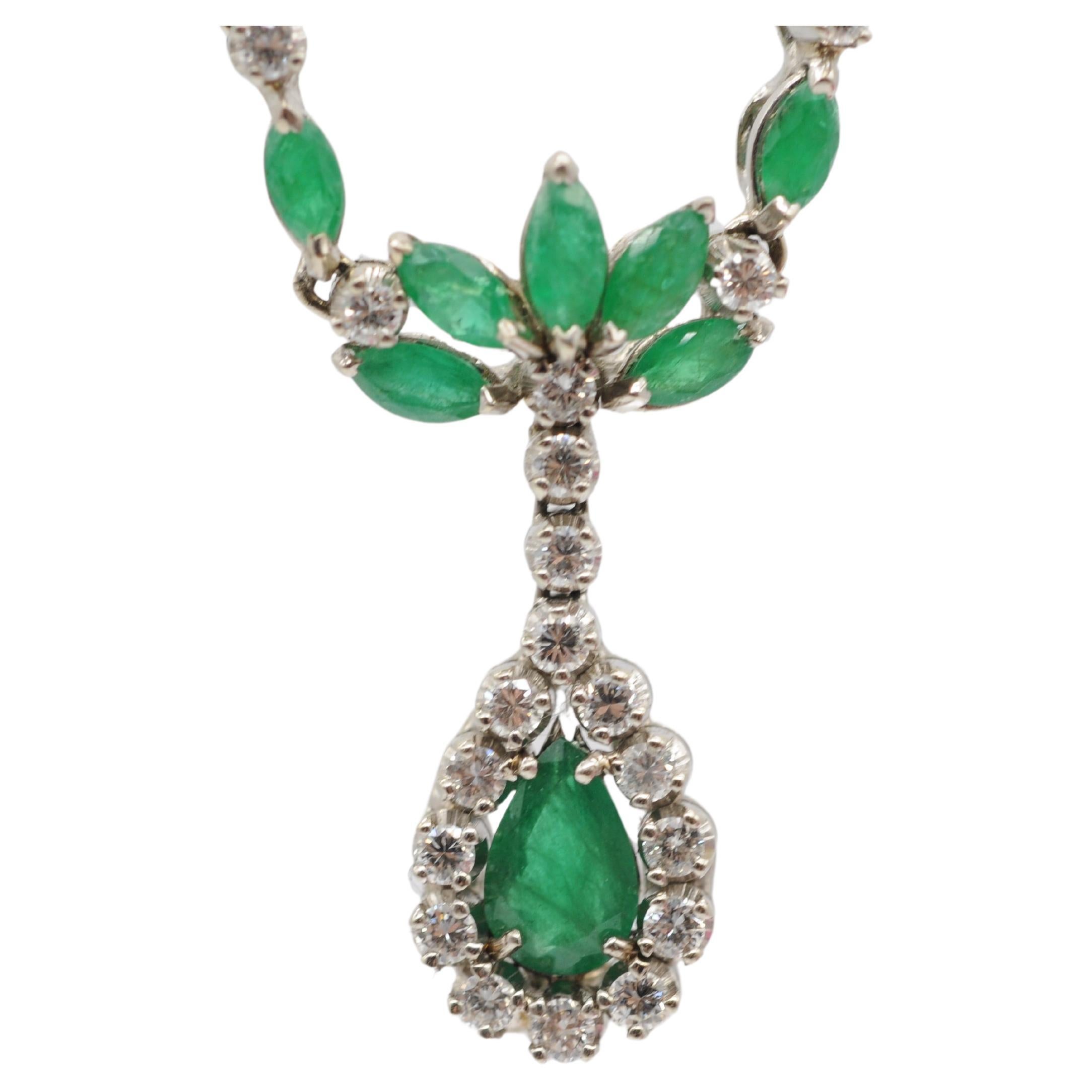 Wonderful Art deco style dreamfull necklace with emeralds and diamonds In Good Condition For Sale In Berlin, BE
