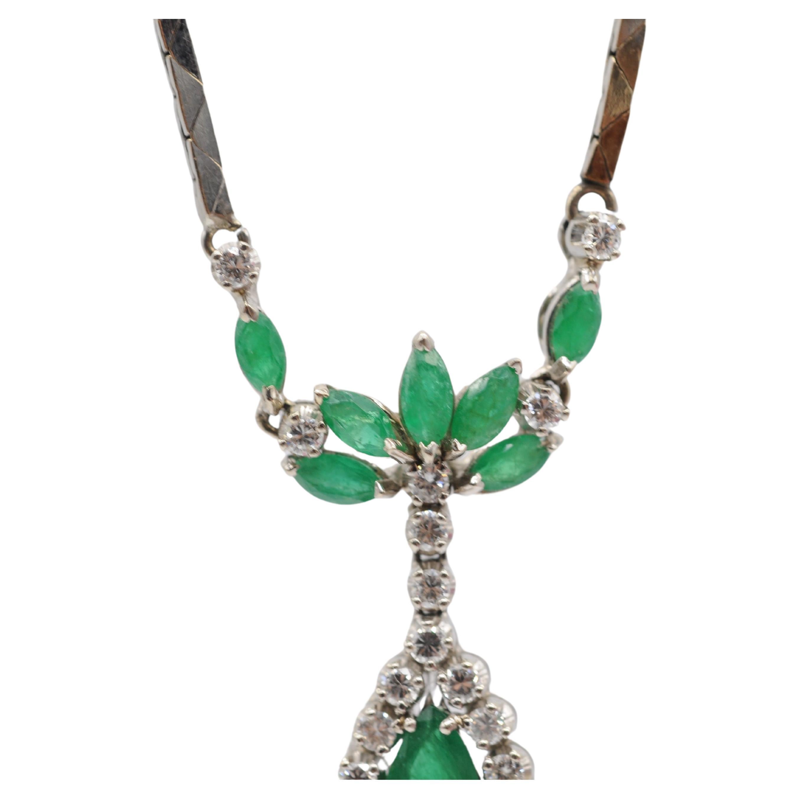 Wonderful Art deco style dreamfull necklace with emeralds and diamonds For Sale 2