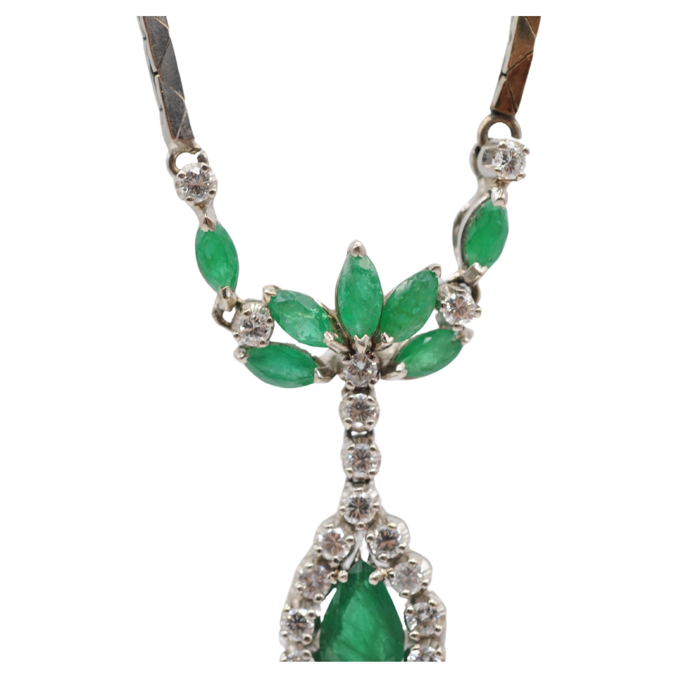 Wonderful Art deco style dreamfull necklace with emeralds and diamonds For Sale 3