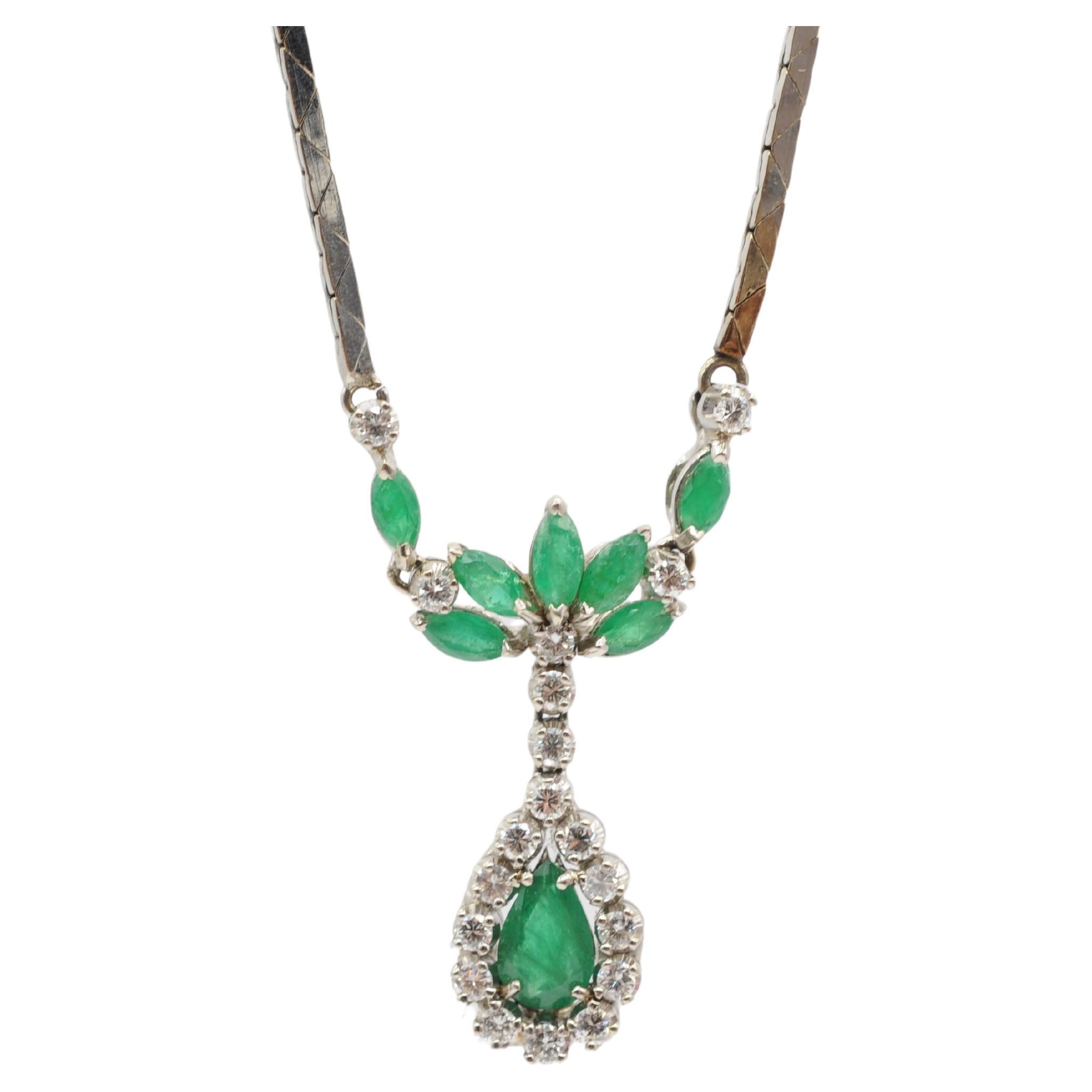 Wonderful Art deco style dreamfull necklace with emeralds and diamonds For Sale