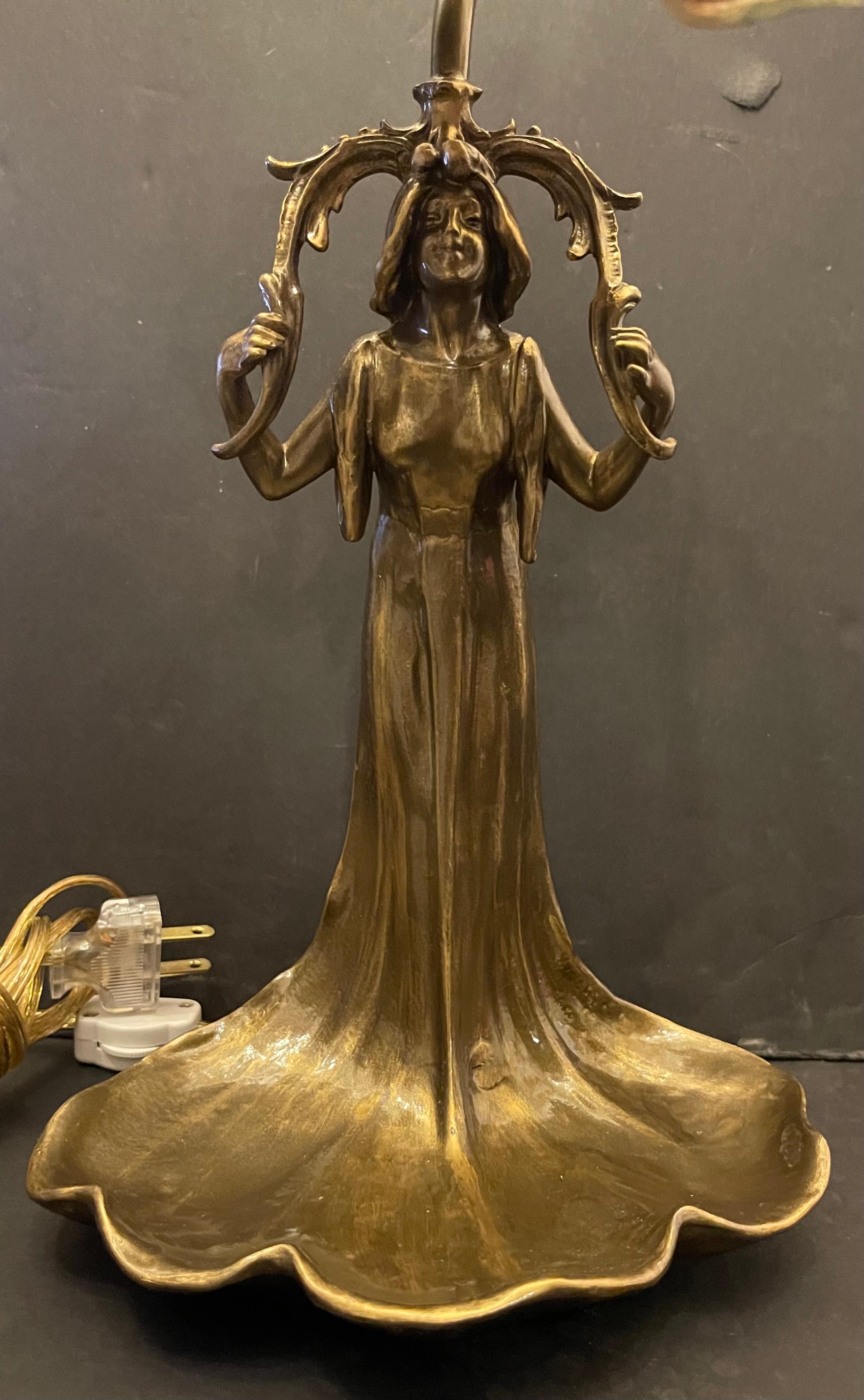 Wonderful Art Nouveau Nautilus Seashell Figural Vida Poche Table Lamp In Good Condition For Sale In Roslyn, NY