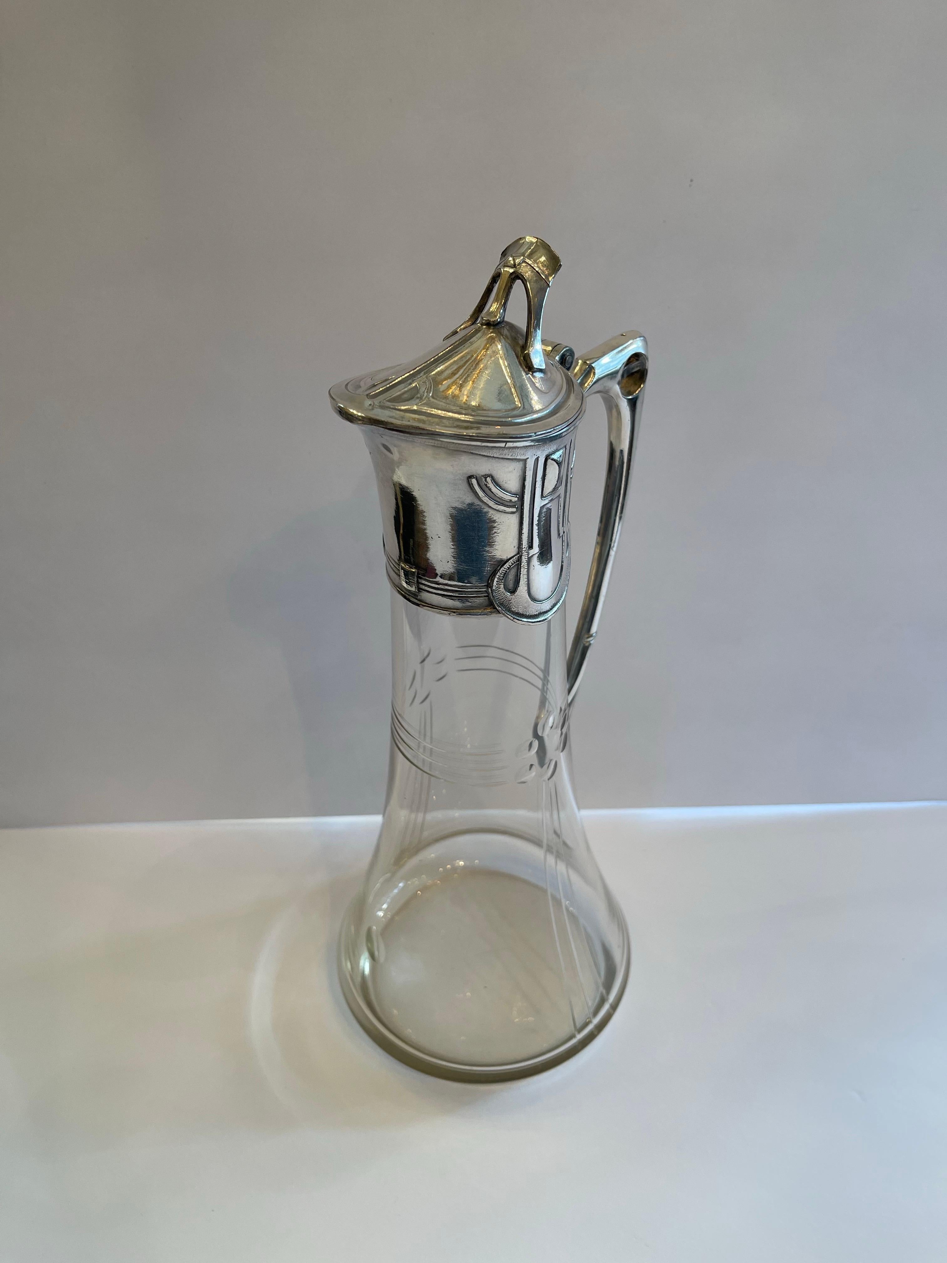 Un meraviglioso decanter Art Nouveau in vetro inciso e placcato d'argento nel modo e nello stile di WMF