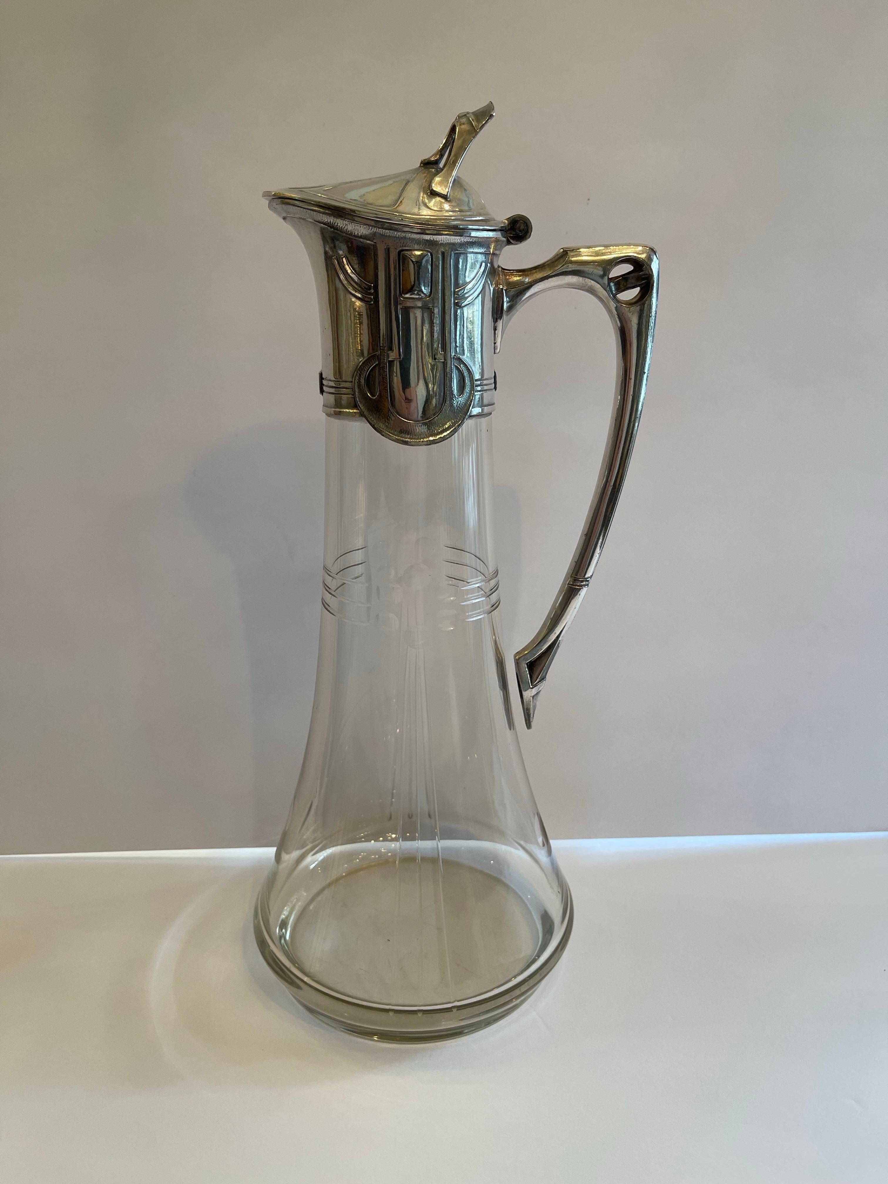 Realizzato con acquaforte Meravigliosa caraffa in vetro inciso con placcatura d'argento Art Nouveau WMF in vendita