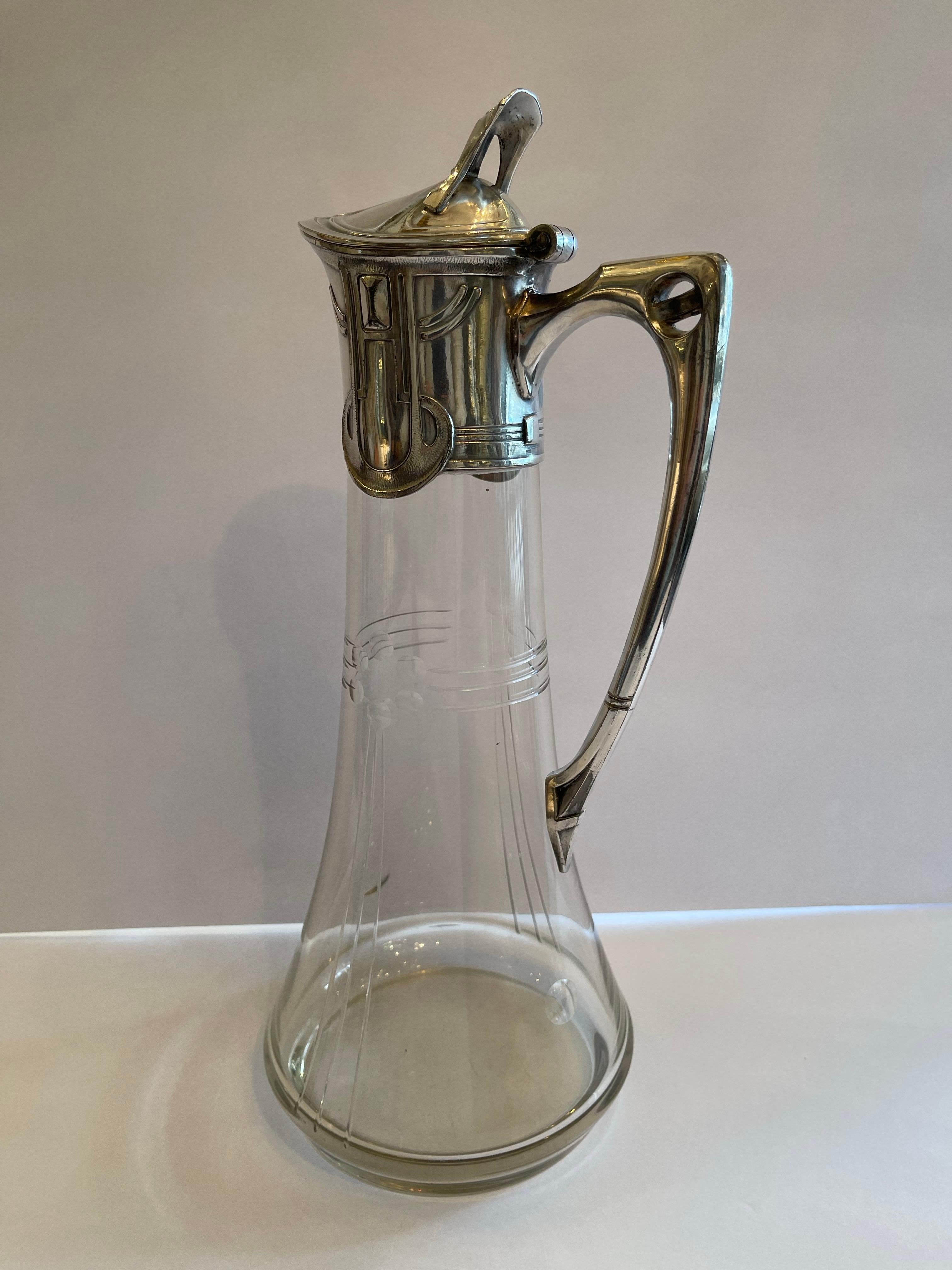 XX secolo Meravigliosa caraffa in vetro inciso con placcatura d'argento Art Nouveau WMF in vendita