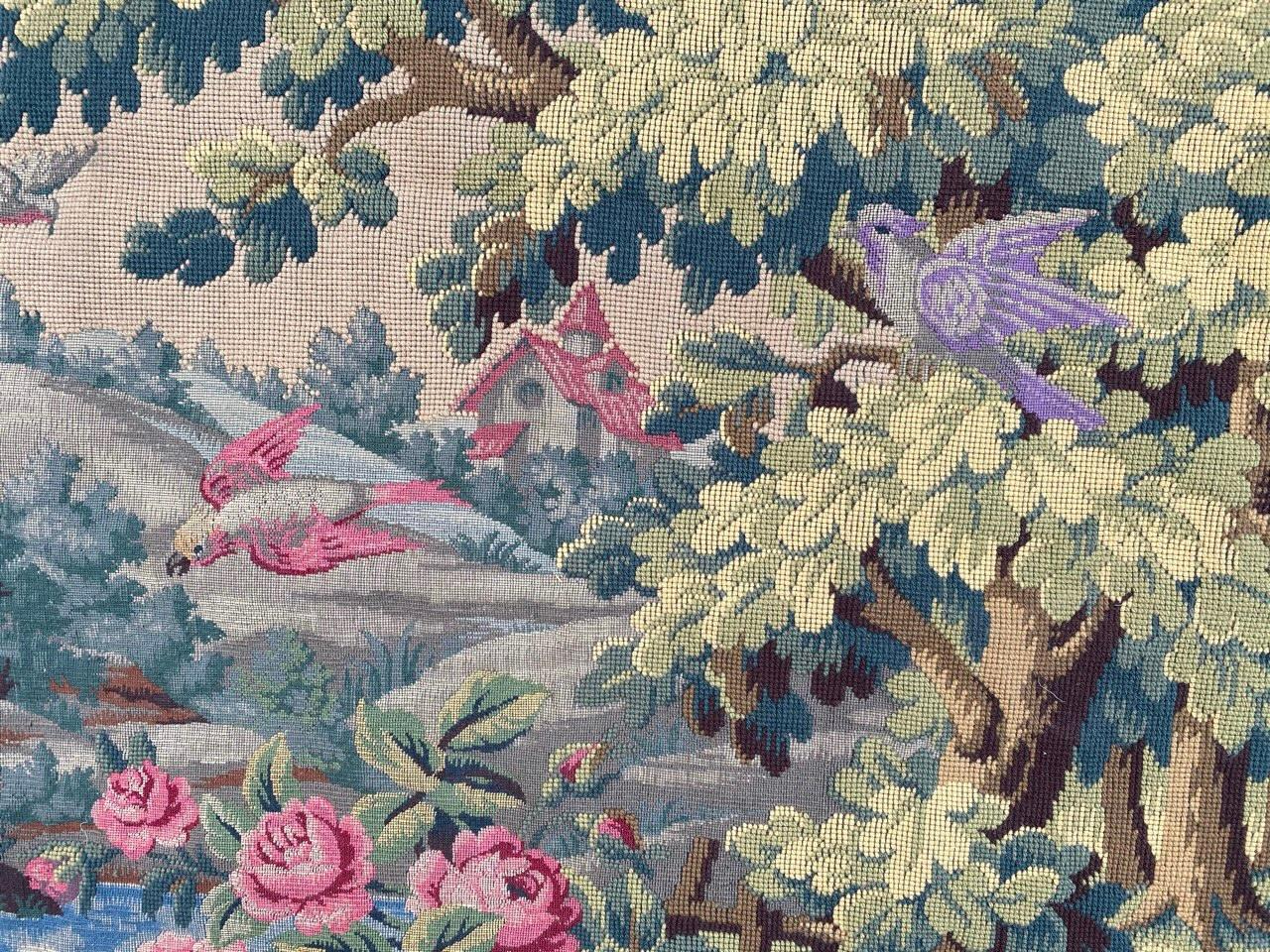 Hübscher französischer Wandteppich im Aubusson-Stil aus der Mitte des Jahrhunderts mit schönem Schloss- und Naturmotiv mit Vögeln und schönen Farben, komplett mit Wolle gewebt.
