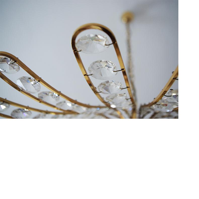 Österreichische Vintage-Kristallglas und vergoldetem Messing Decke Licht Pendelleuchte Kronleuchter im Zustand „Gut“ im Angebot in Berlin, DE