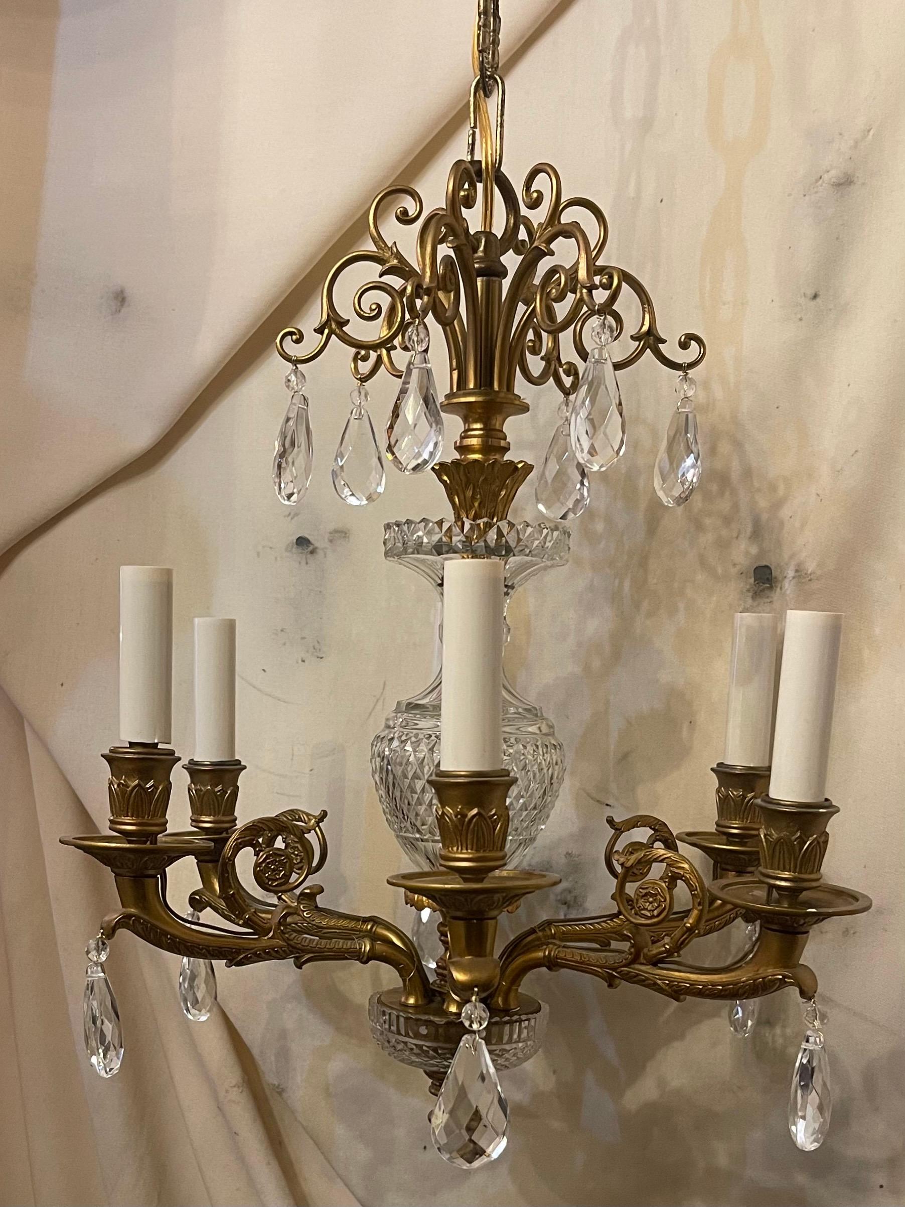 Un meraviglioso lampadario a 6 candelabri in stile Baccarat, bronzo francese e cristallo tagliato.  