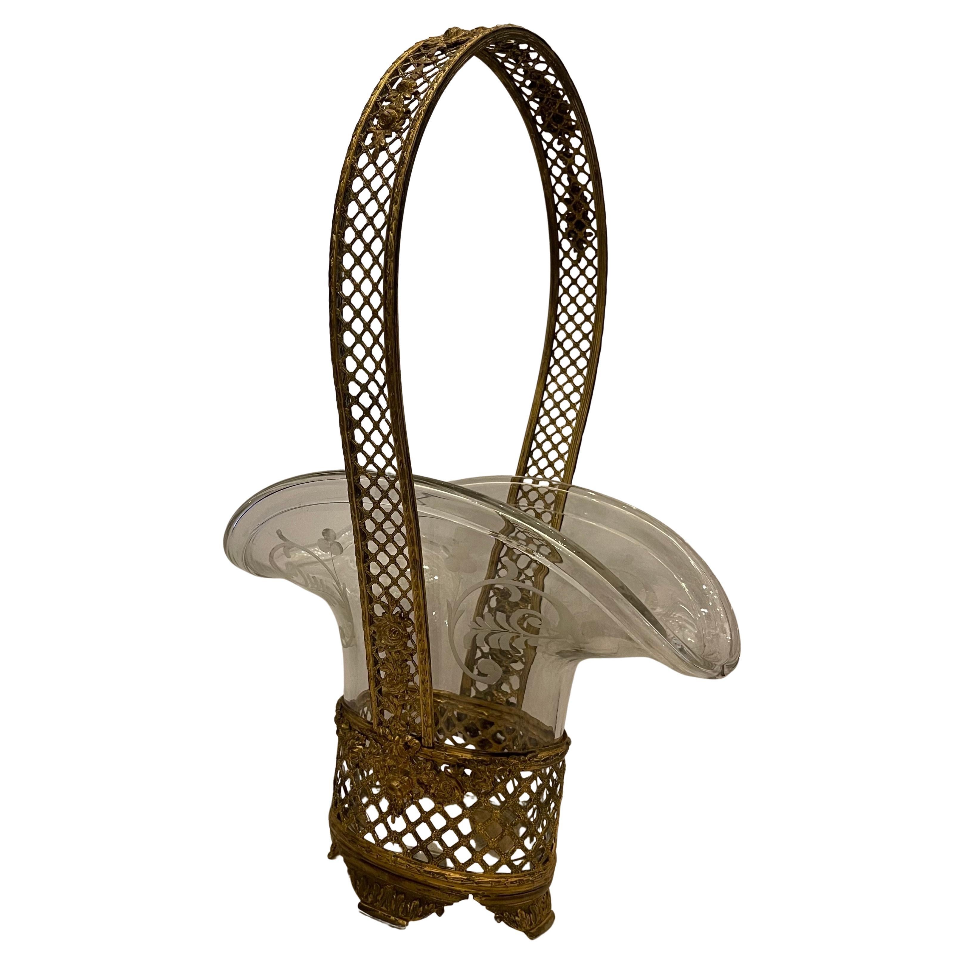 Meraviglioso centrotavola in stile Baccarat in bronzo dorato francese con cesto ovale in vetro acidato in cristallo