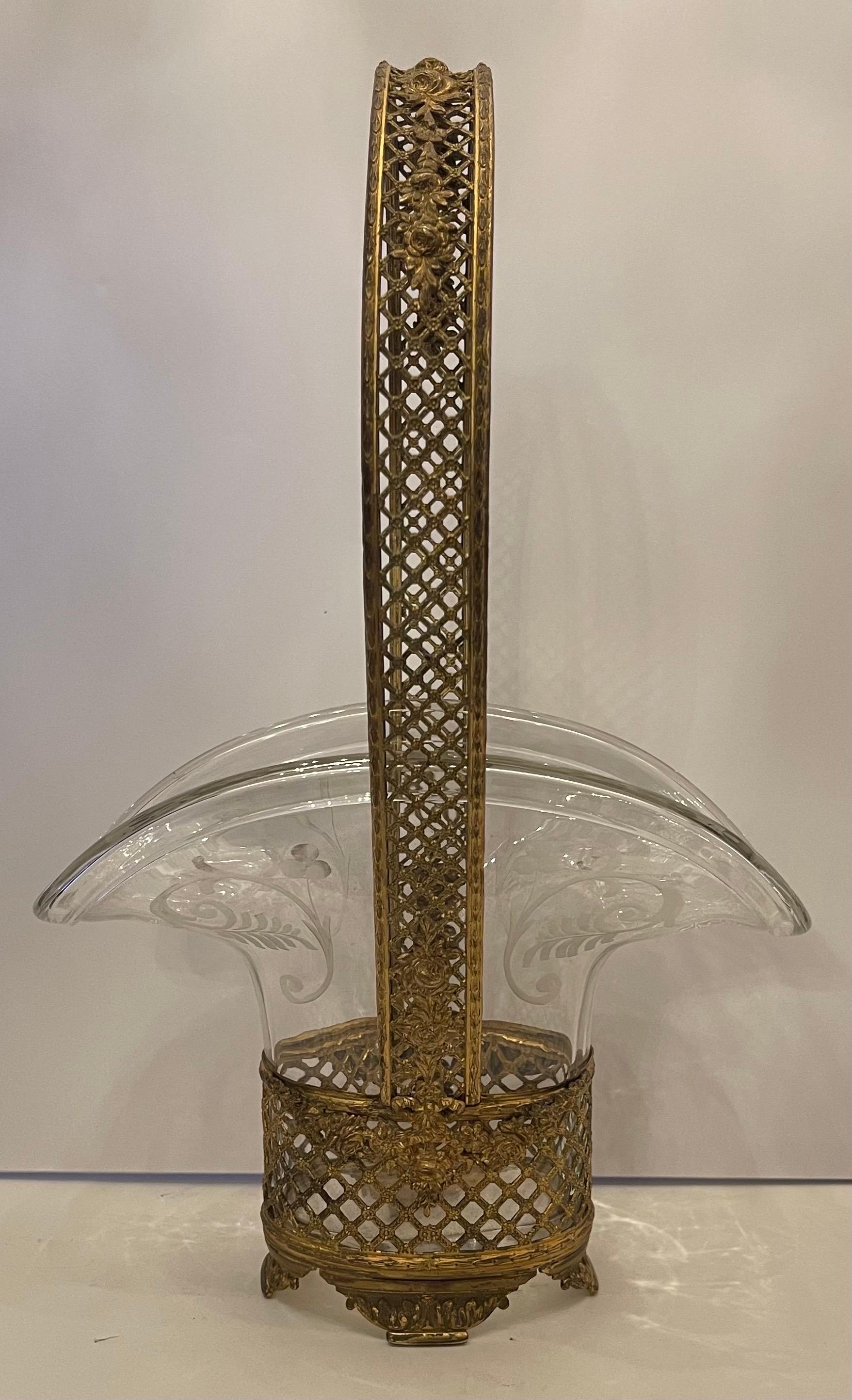 Realizzato con acquaforte Meraviglioso centrotavola ovale in cristallo Baccarat francese Dore Bronze Ormolu in vendita