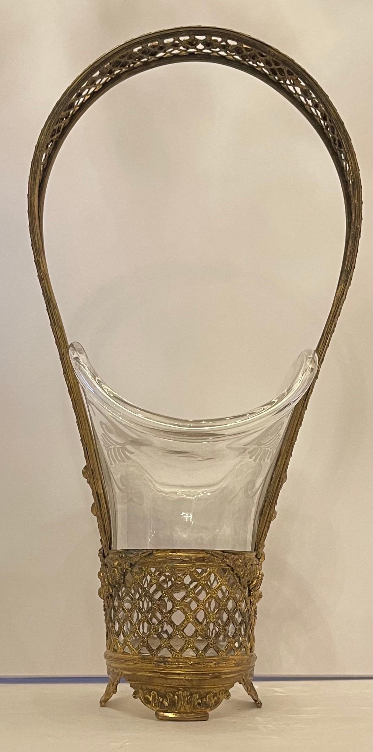 Meraviglioso centrotavola ovale in cristallo Baccarat francese Dore Bronze Ormolu In condizioni buone in vendita a Roslyn, NY