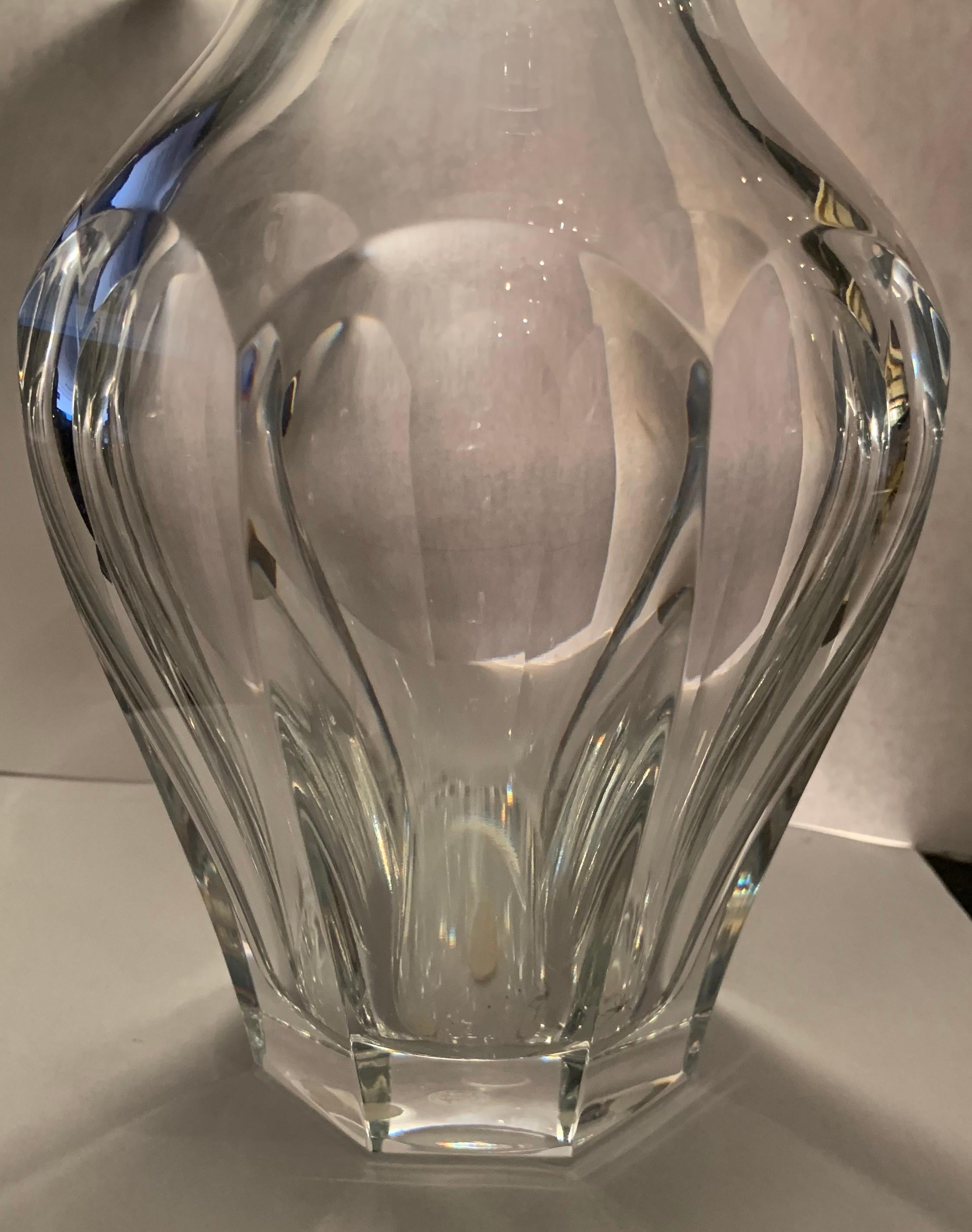 Magnifique vase en cristal signé Baccarat Harcourt.