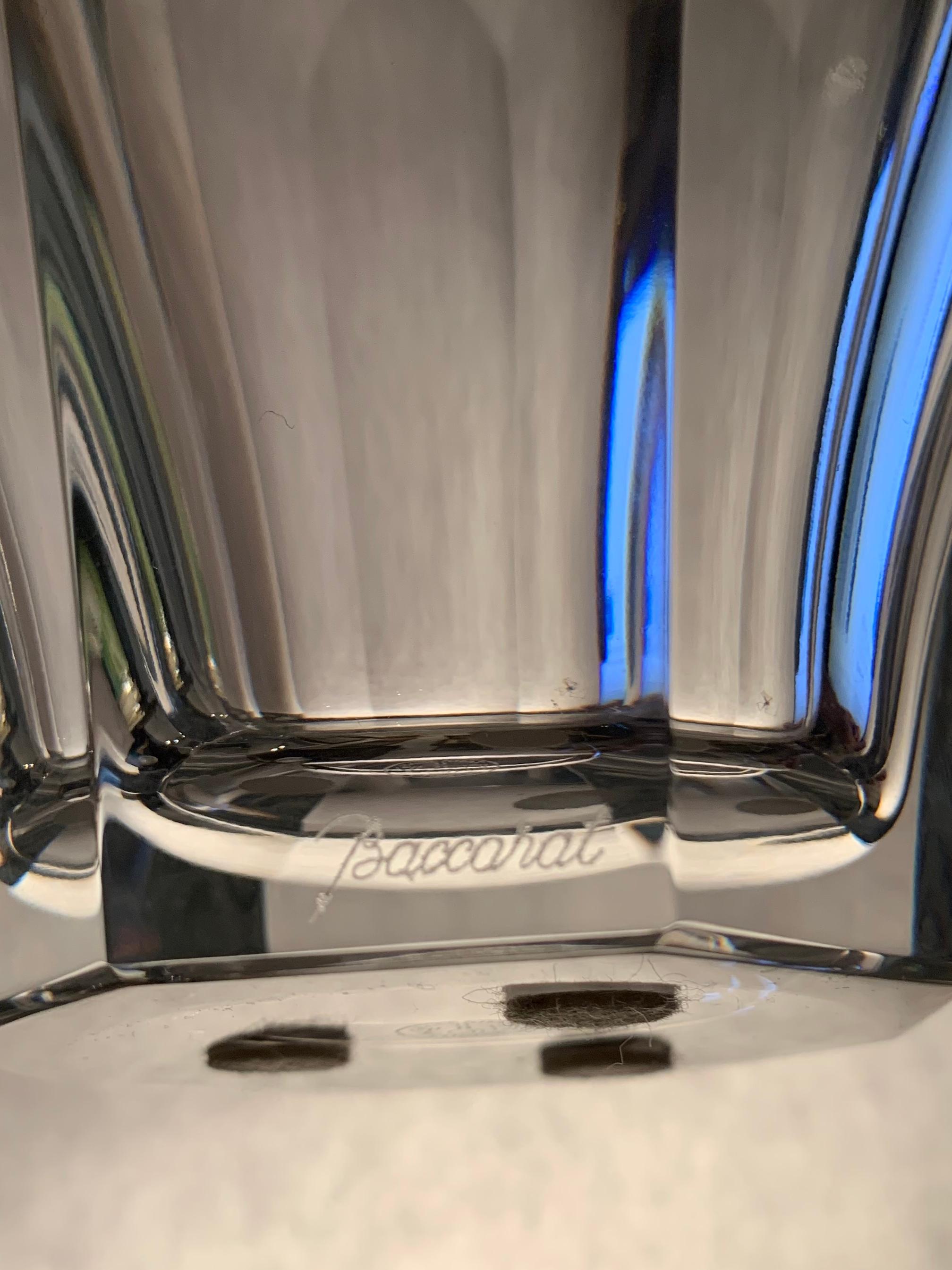 Français Merveilleux vase en cristal Baccarat Harcourt de taille moyenne à balustre signé en vente