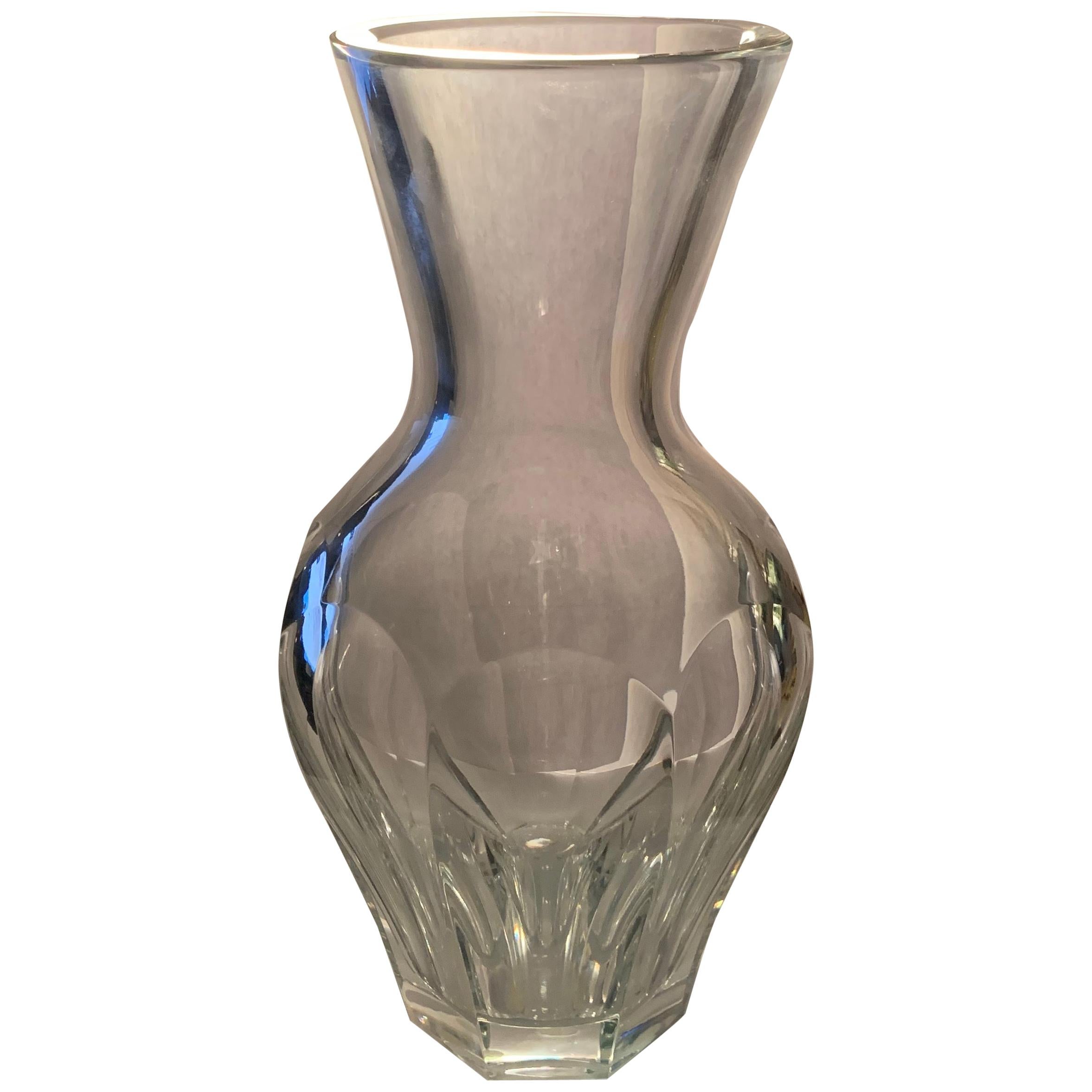 Merveilleux vase en cristal Baccarat Harcourt de taille moyenne à balustre signé en vente