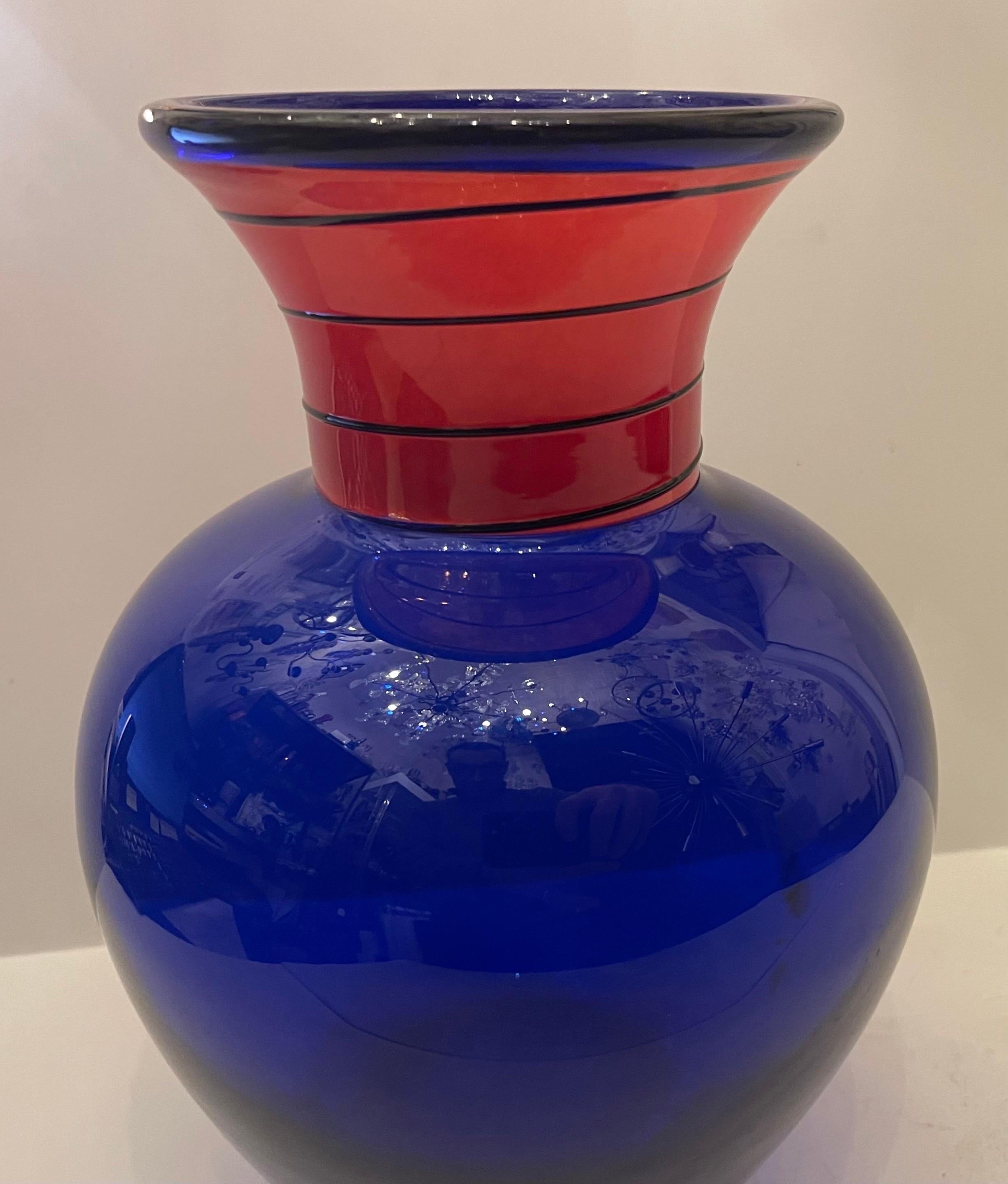 Un merveilleux vase signé B.A.G Barovier & Toso en verre d'art de la République Tchèque.
Sur le dessous du vase, on peut lire 