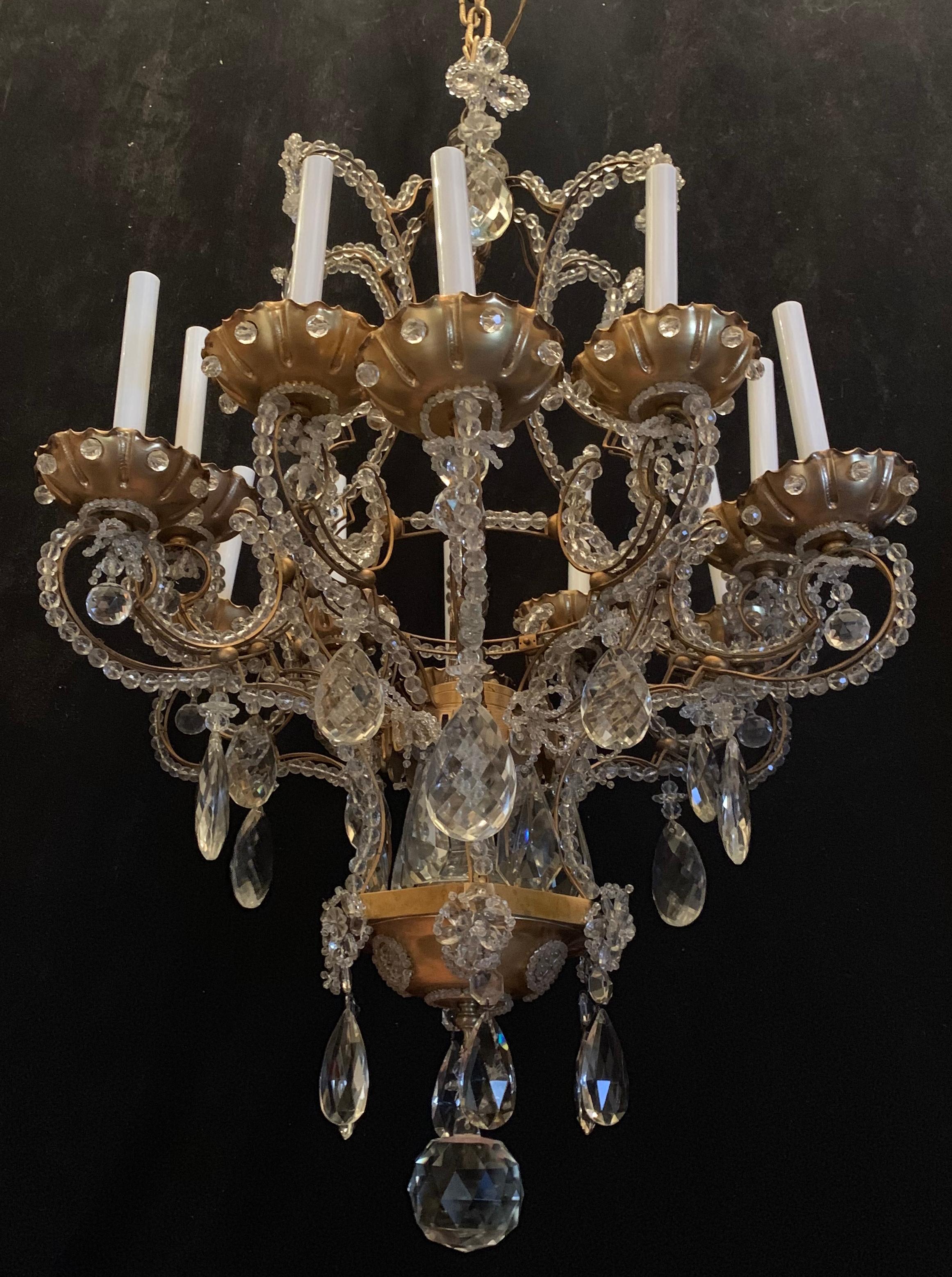 Wunderschöner großer italienischer Bronze- und Kristallperlen-Kronleuchter in Korbform mit 12 Lichtern in der Art von Baguès.
