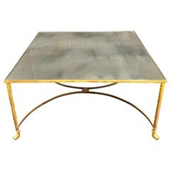 Merveilleuse table basse cocktail française Baguès en bronze avec pied en forme de patte et miroir vieilli