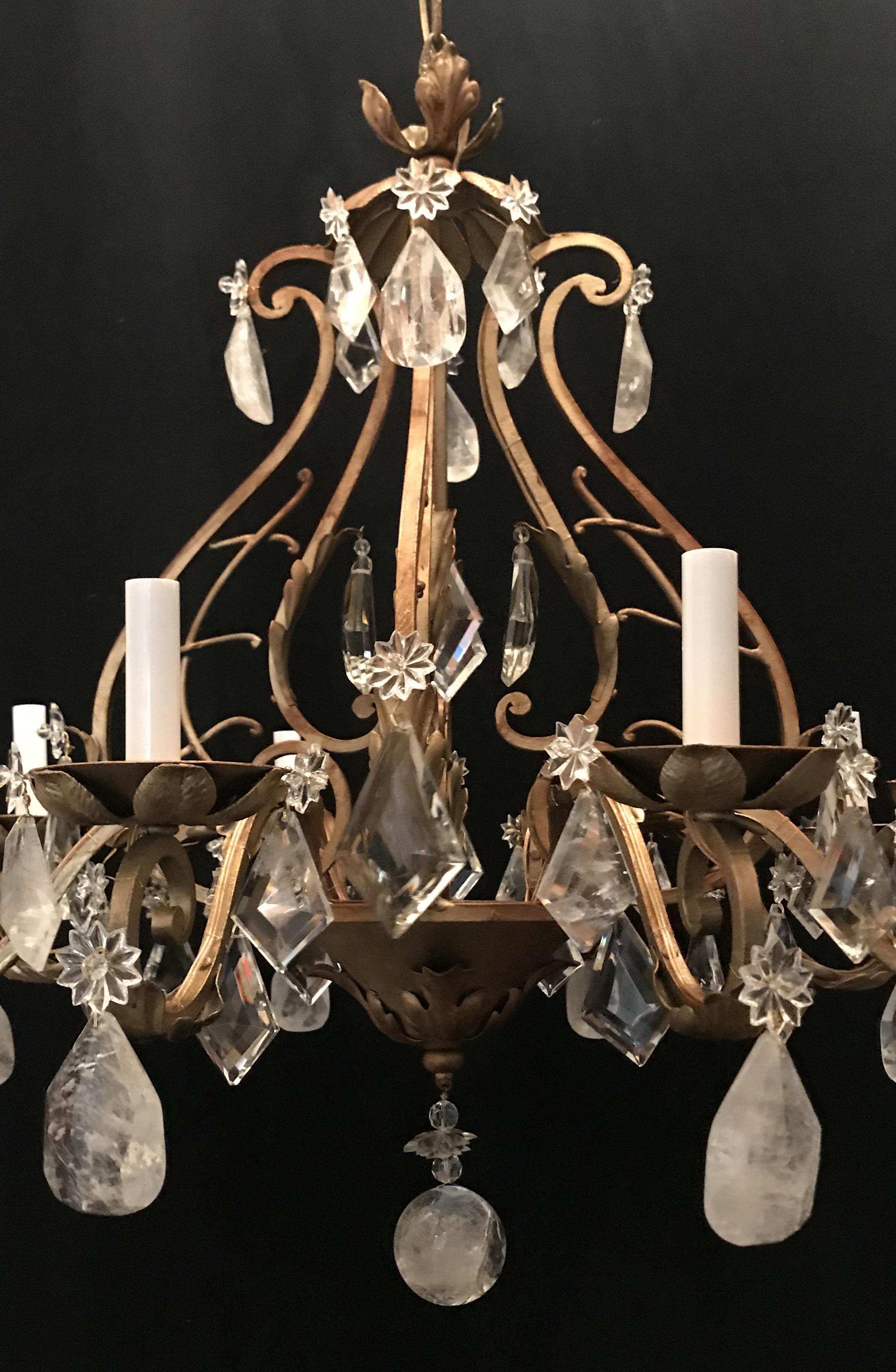 Français Luminaire à huit lumières Baguès French Rock Crystal Gilt Iron Chandelier en vente