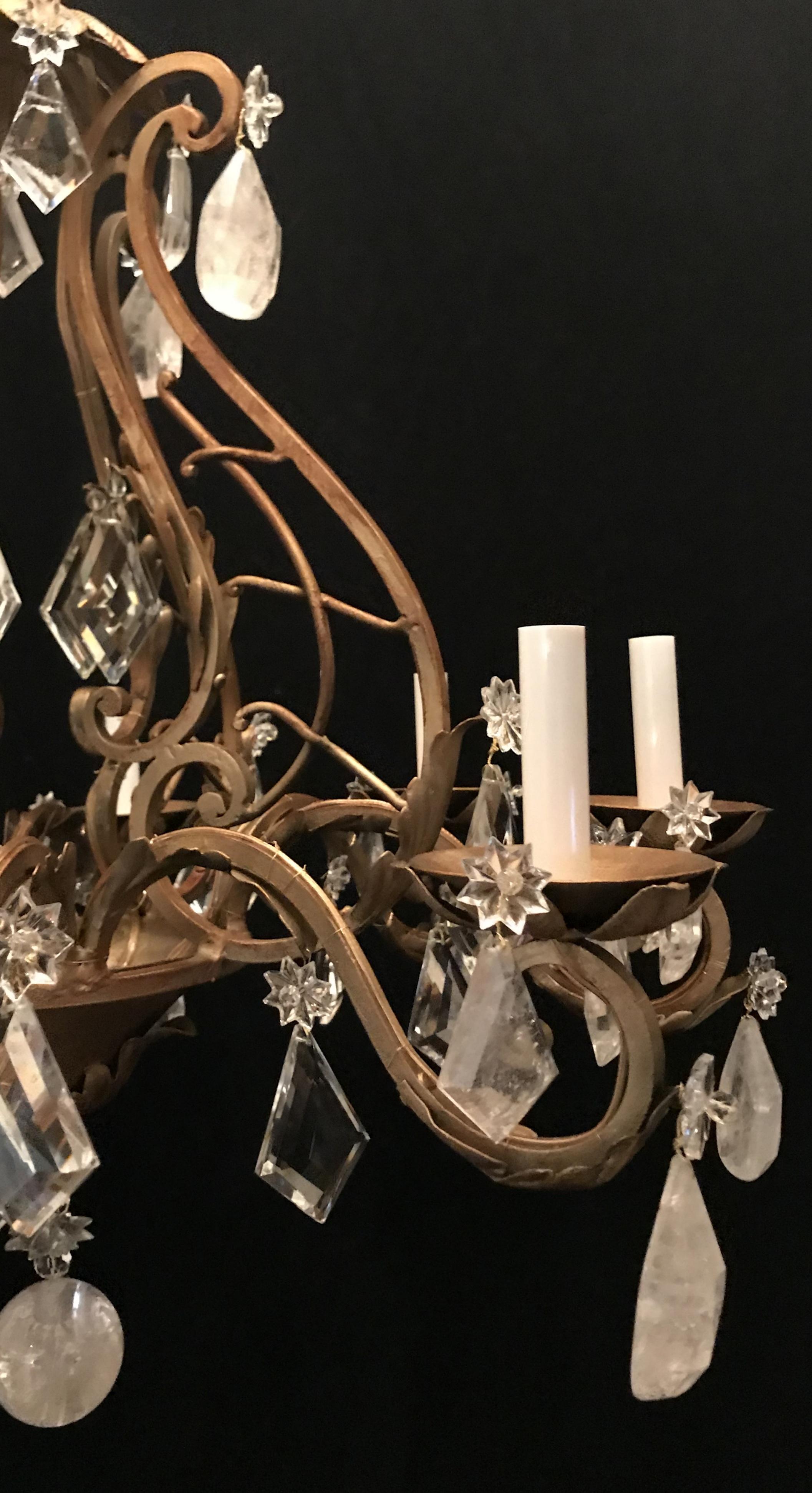 XX secolo Meraviglioso lampadario Baguès francese in cristallo di rocca e ferro dorato a otto luci in vendita