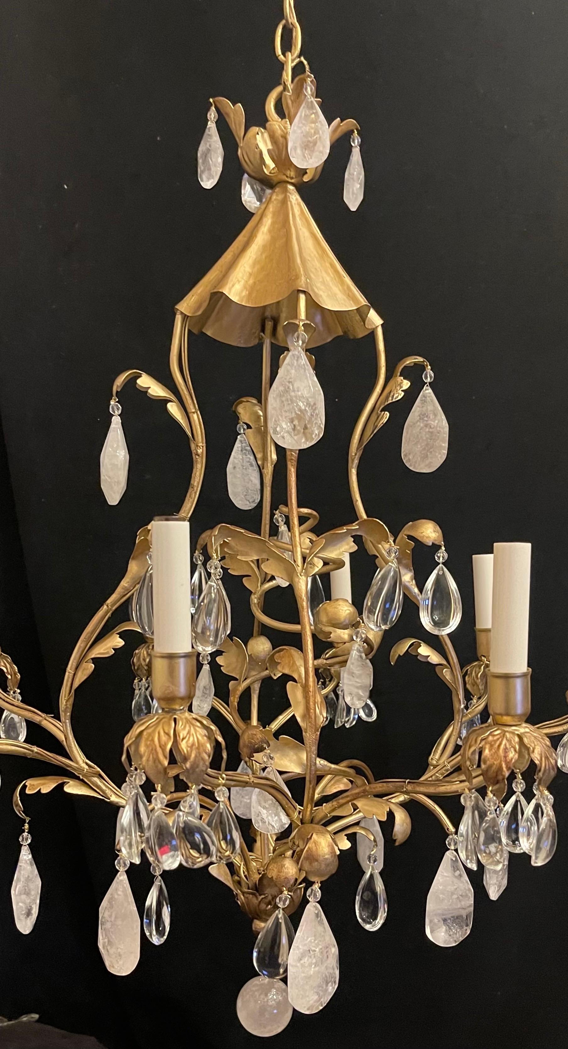 Wunderschöner Baguès Gold vergoldete Pagode Chinoiserie Bergkristall Vintage Kronleuchter (20. Jahrhundert) im Angebot