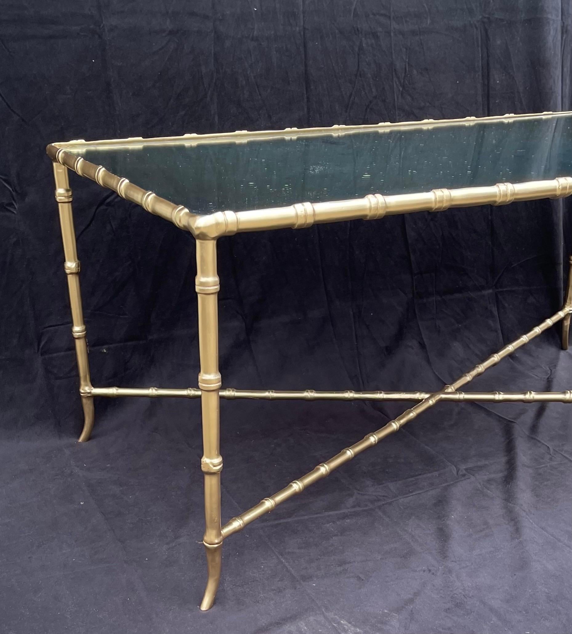 italien Merveilleuse Baguès Jansen Table Cocktail Tables en Faux Bambou Tole Gilt Glass Top en vente