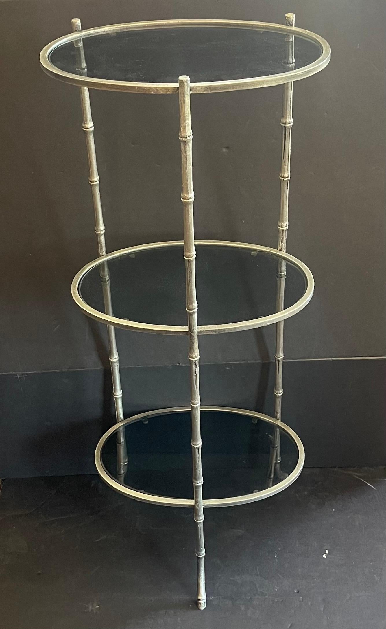 Eine wunderbare Bagues / Jansen Stil Moderne vernickelt Bronze Faux Bambus Oval mit 3 Beinen und mit Rauchglas Einsatz Tabelle 