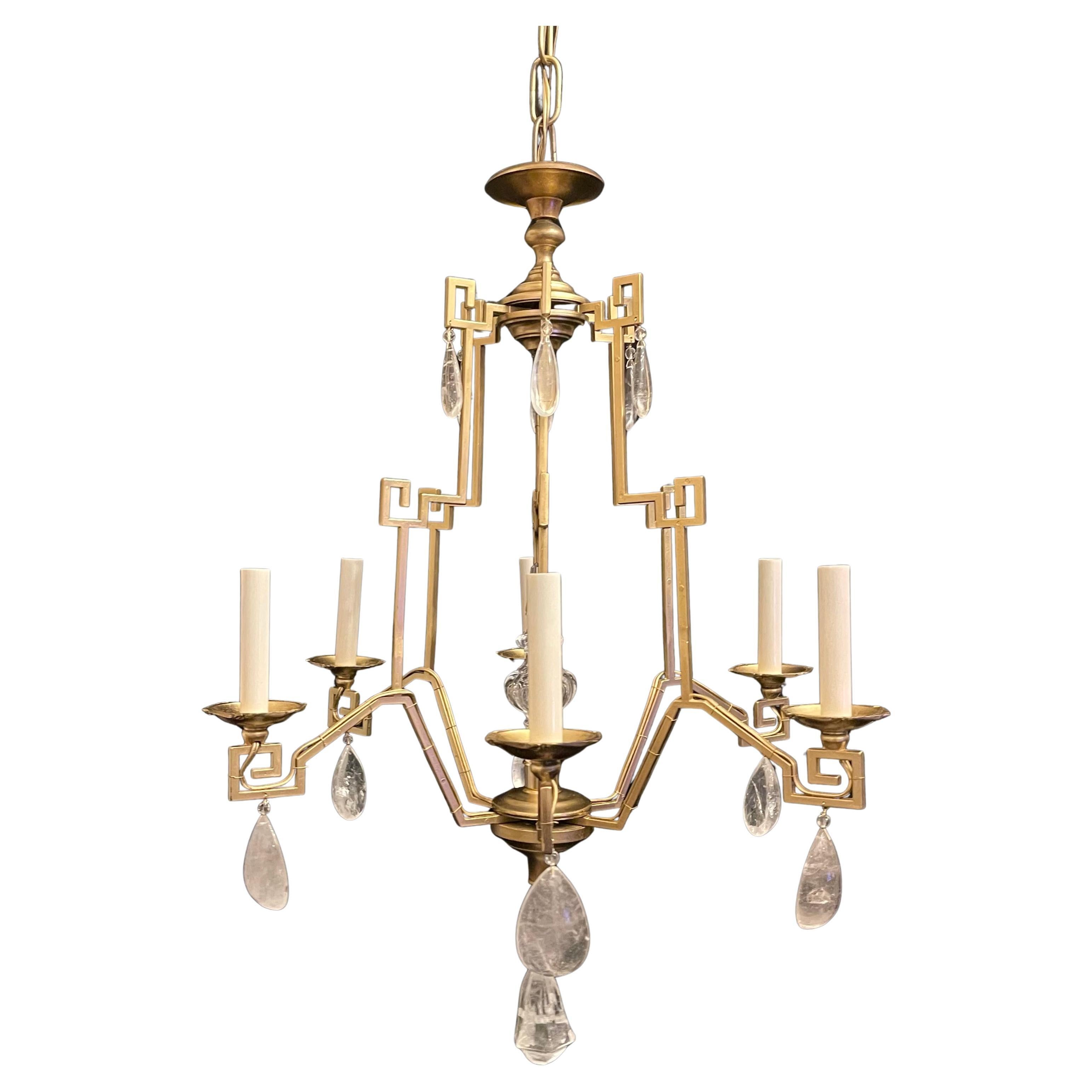 Meravigliosa pagoda di cristallo di rocca in stile Baguès / forma cineseria con lampadario a 6 candelabri, rifinito al centro con un obelisco di cristallo e una campana di cristallo di rocca sul fondo