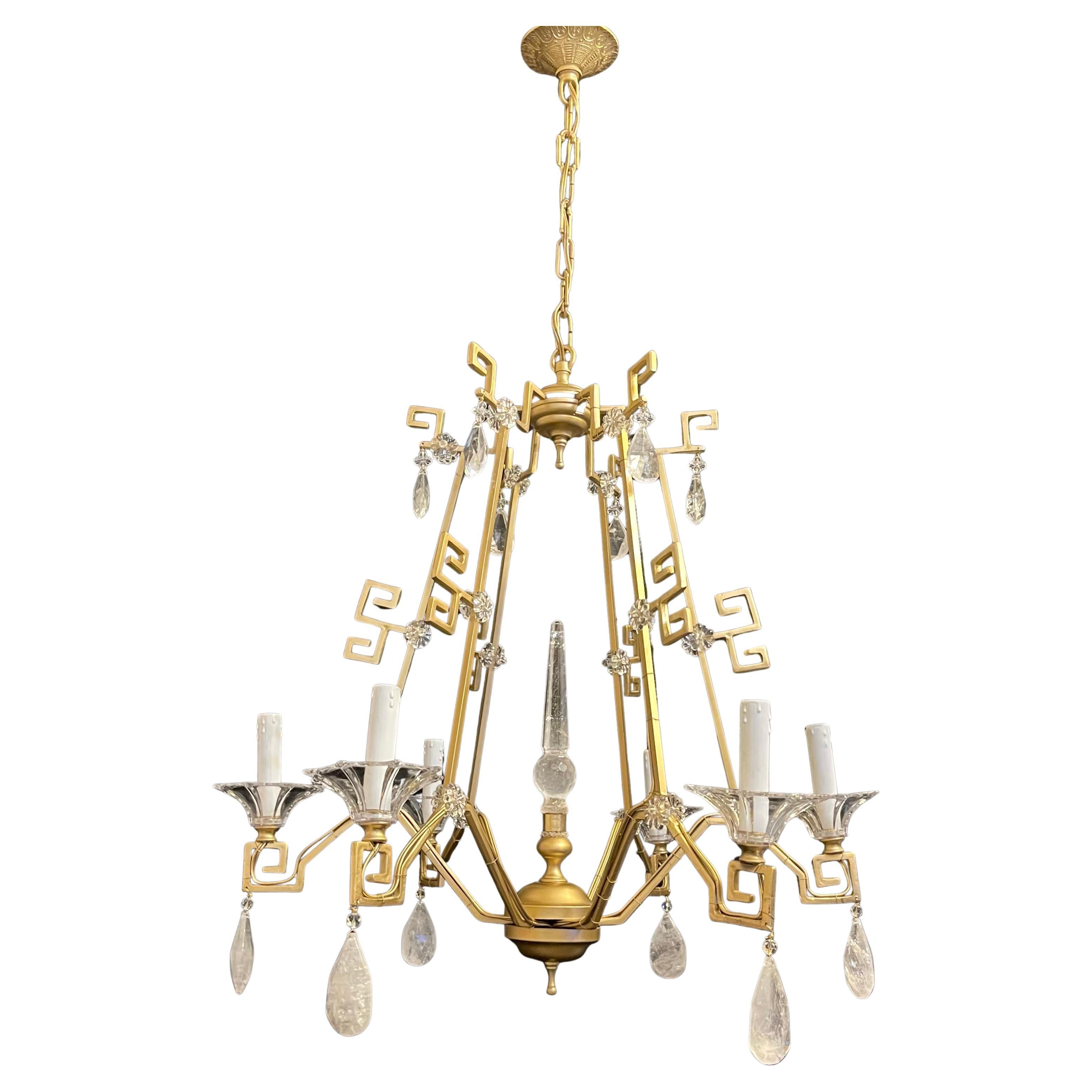 Merveilleuse pagode en cristal de roche de style Baguès / forme chinoise avec lustre à 6 chandeliers, terminé au centre par un obélisque en cristal de roche et des gouttes à facettes en cristal de roche placées sous de belles coupes en verre.