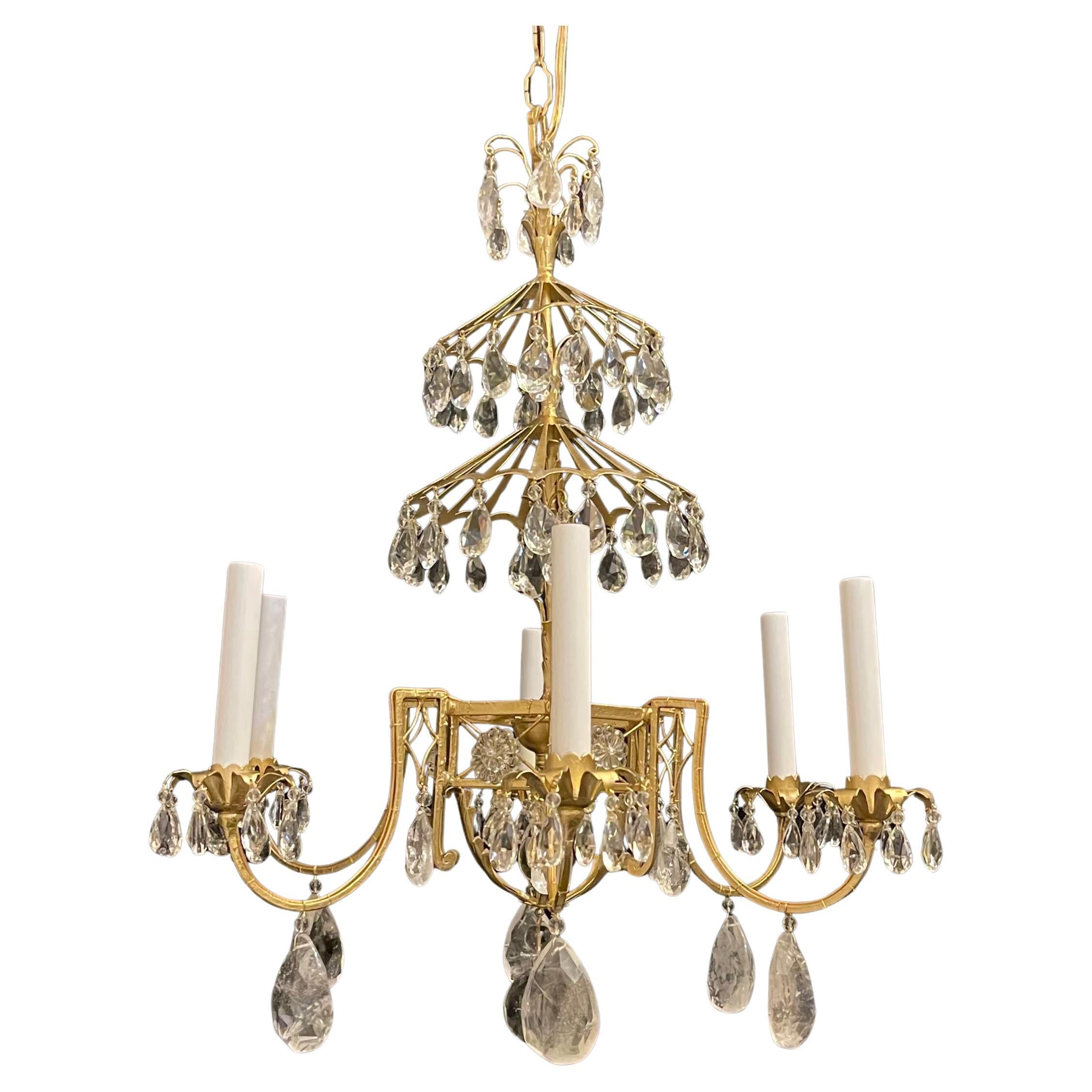 Un meraviglioso pagoda a ombrello a due livelli in cristallo di rocca in stile Baguès / Chinoiserie con lampadario a 6 candelabri, completamente ricablato con prese nuove
Accompagnato da catena e tettoia