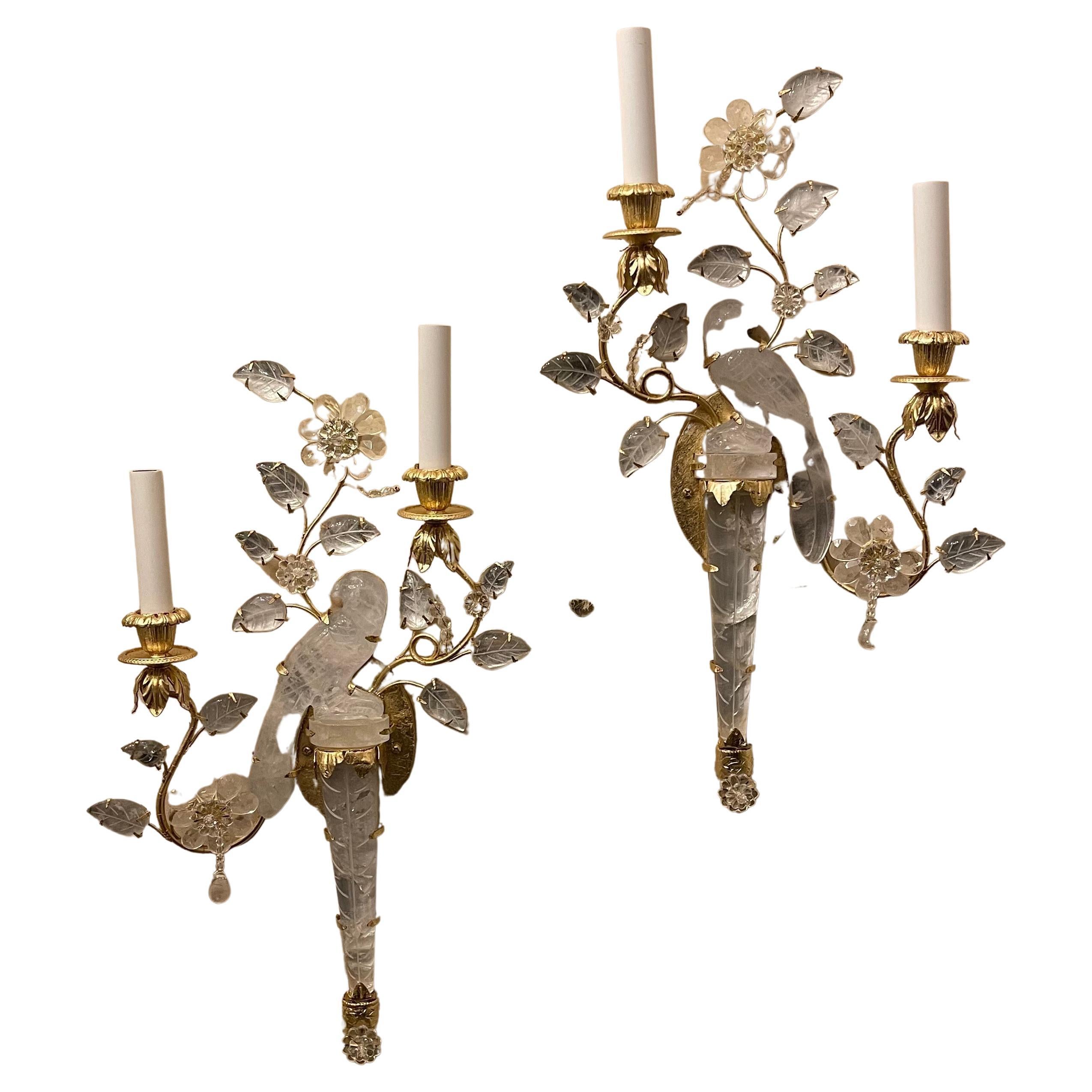 Merveilleuses petites appliques de style Baguès à deux bras en forme d'urne en cristal de roche 2 paires en vente