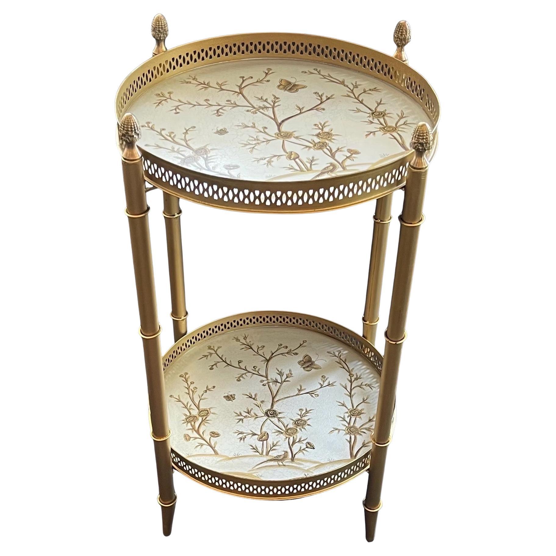 A Wonderful Bamboo Form Gold vergoldet Stand mit Finials und Runde Hand Painted Chinoiserie Tole Stil zwei müde Seite / Ende Gallery Tablett in Platin Silber Hintergrund, und Dekoration Tisch stehen