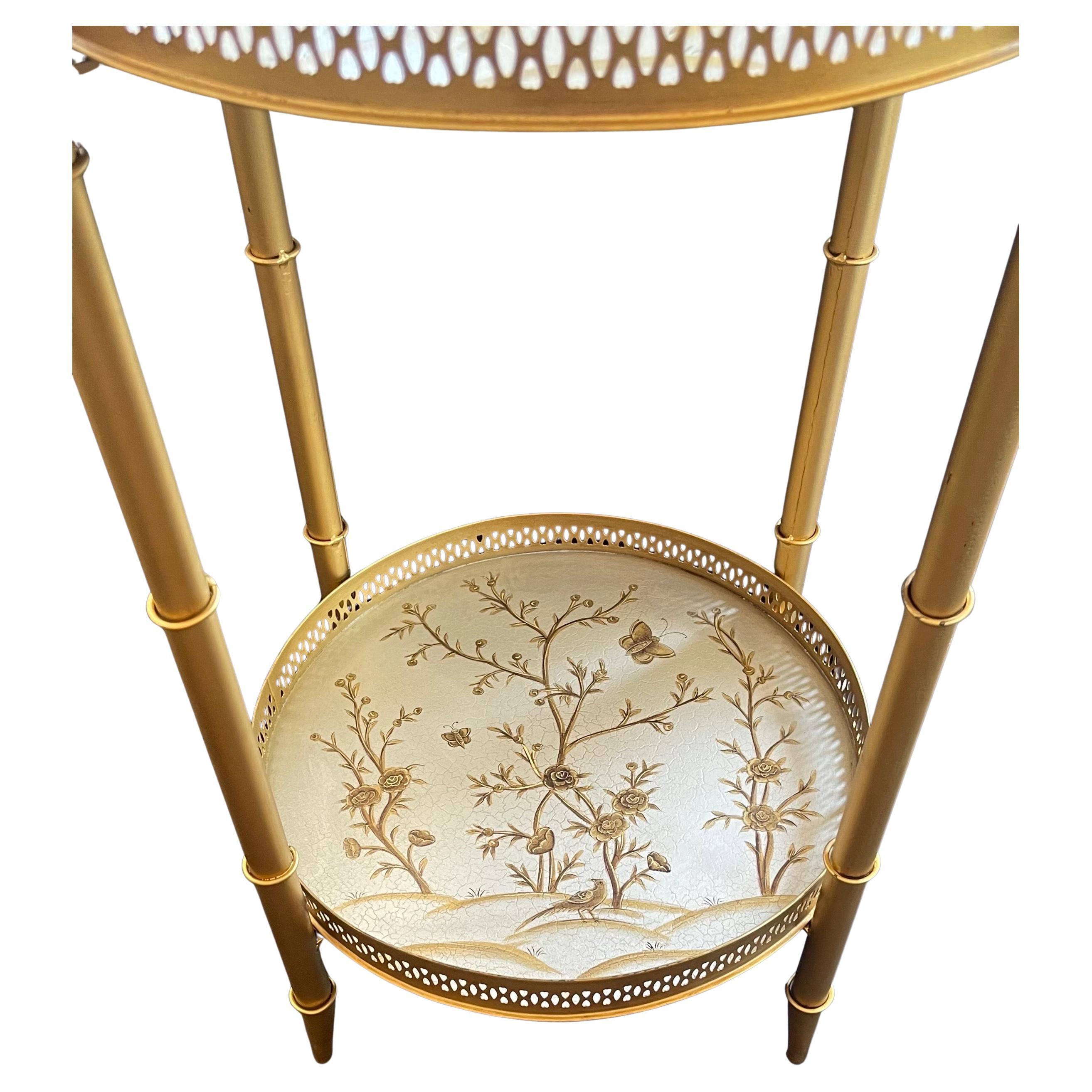 Wunderbare Bambus Runde gemalt Chinoiserie Tole zwei Etagen Seite Ende Tablett Tabelle im Zustand „Gut“ im Angebot in Roslyn, NY