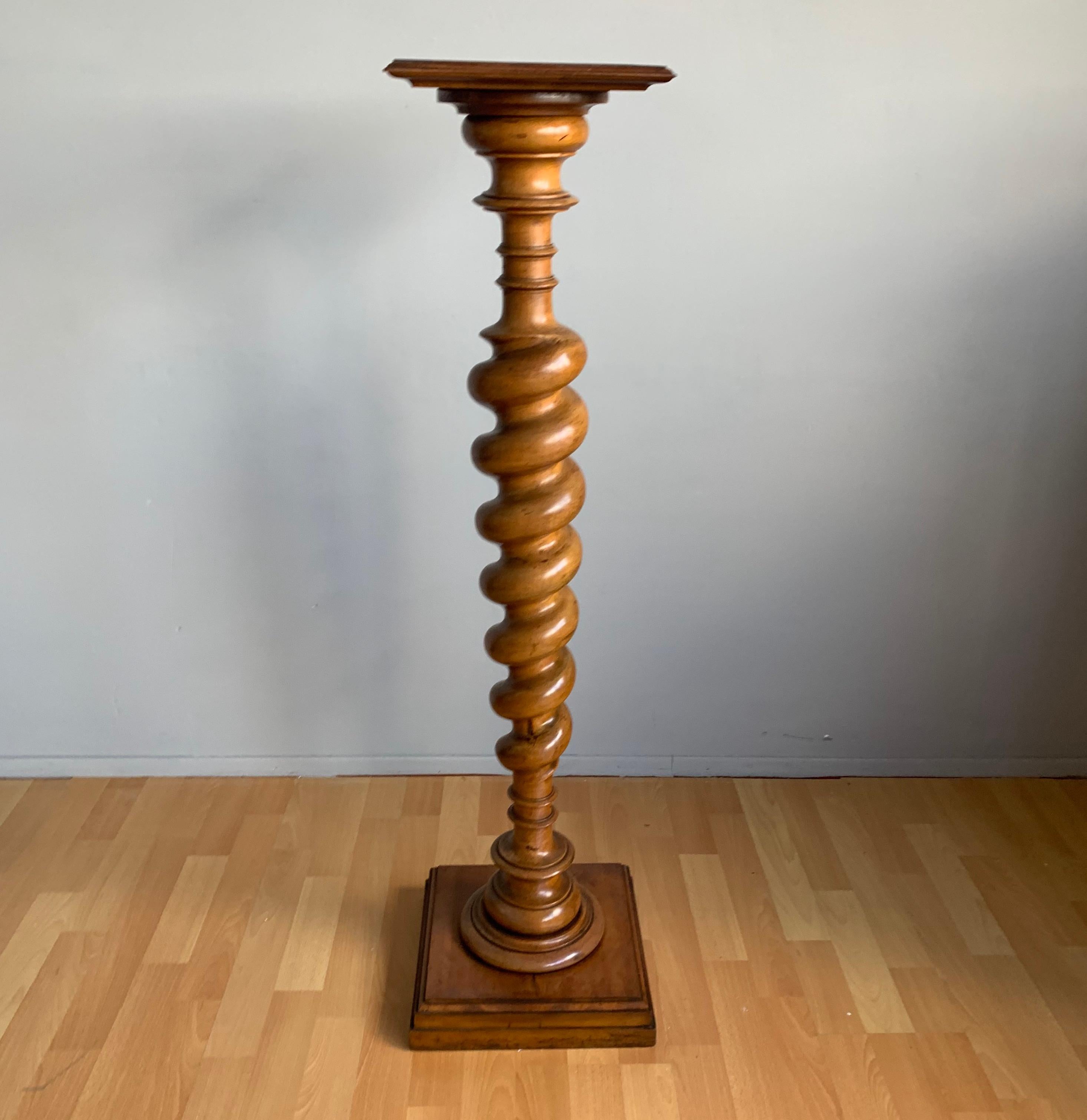 For the collectors and for the home decorators.

The design of this unique and all-handcrafted sculpture stand is simply wonderful, but the twist-shape and the patina take her to the next level. If you follow the small to the larges twist lines in