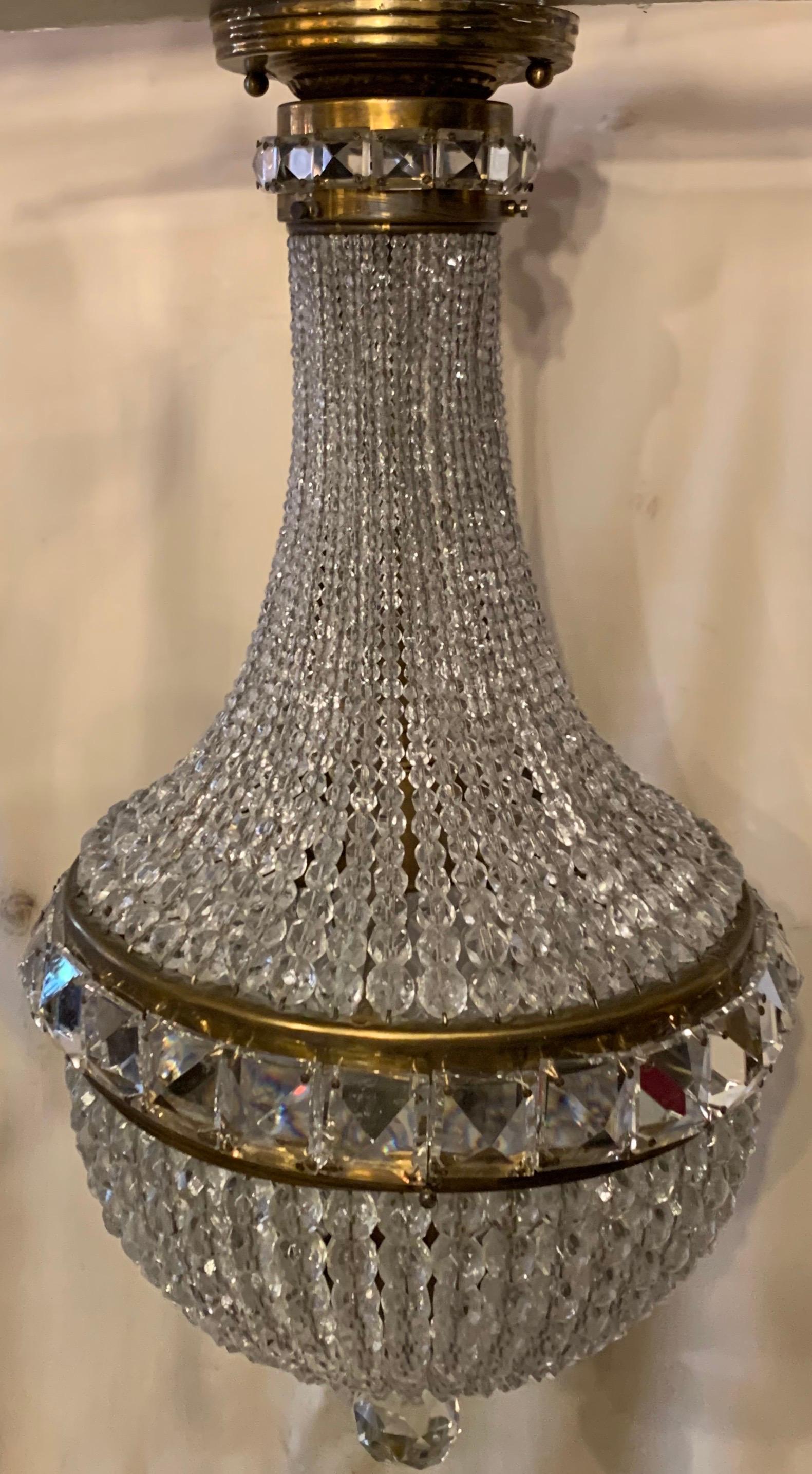 Belle Époque Merveilleux luminaire encastré en laiton avec panier en cristal perlé en vente