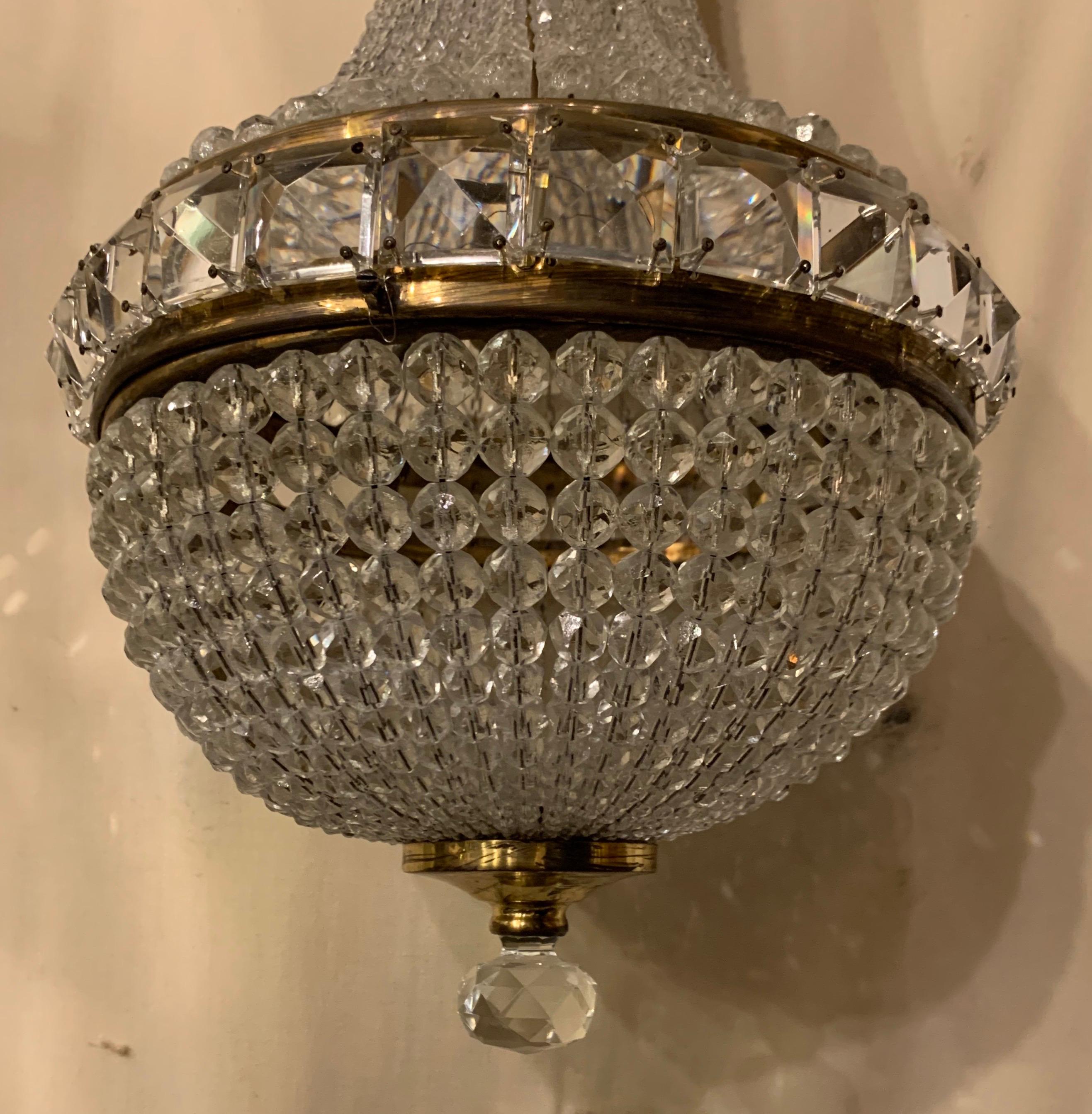 Merveilleux luminaire encastré en laiton avec panier en cristal perlé Bon état - En vente à Roslyn, NY