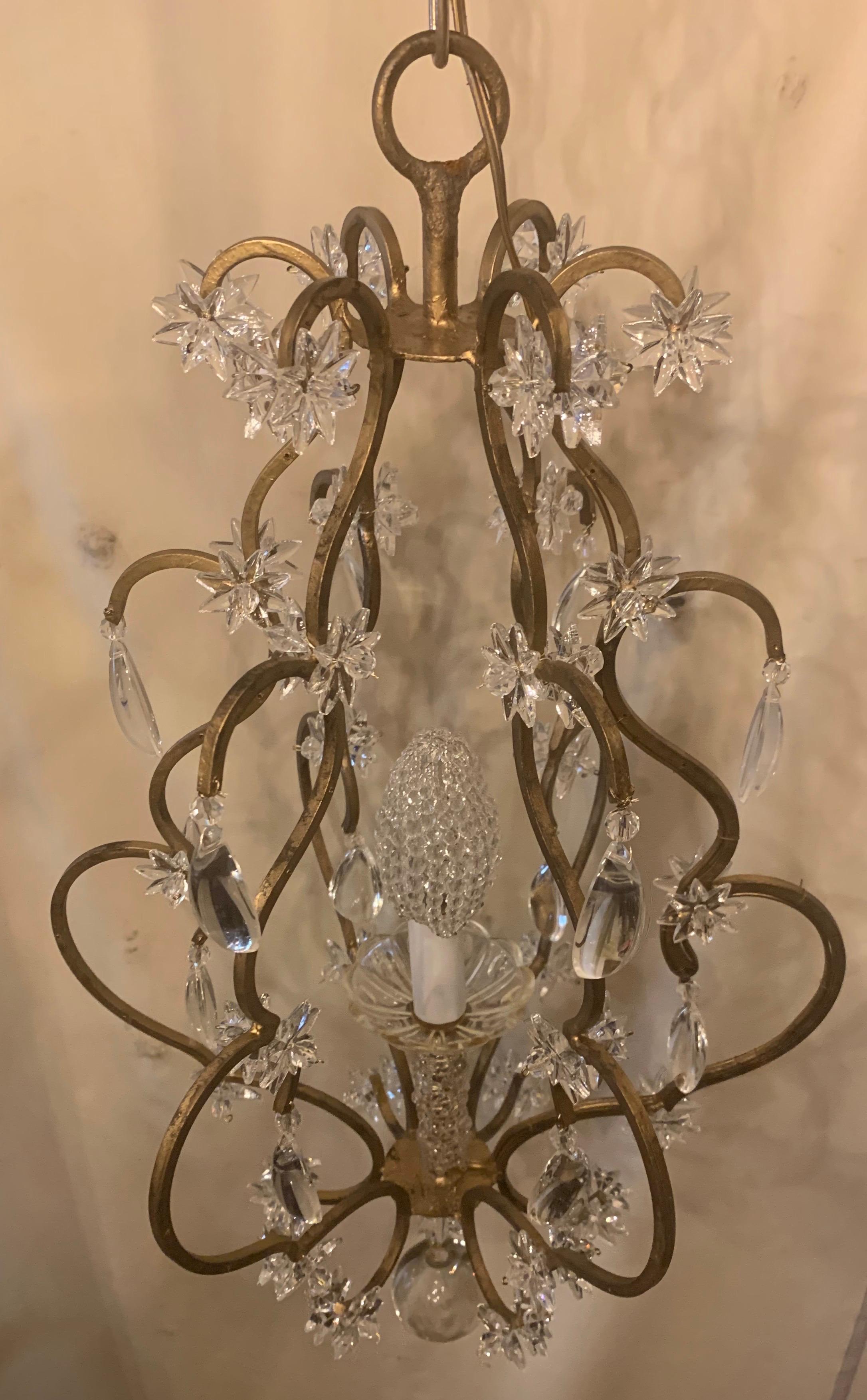 Merveilleux lustre à suspension en forme de panier perlé:: doré et étoilé:: petit luminaire Bon état - En vente à Roslyn, NY