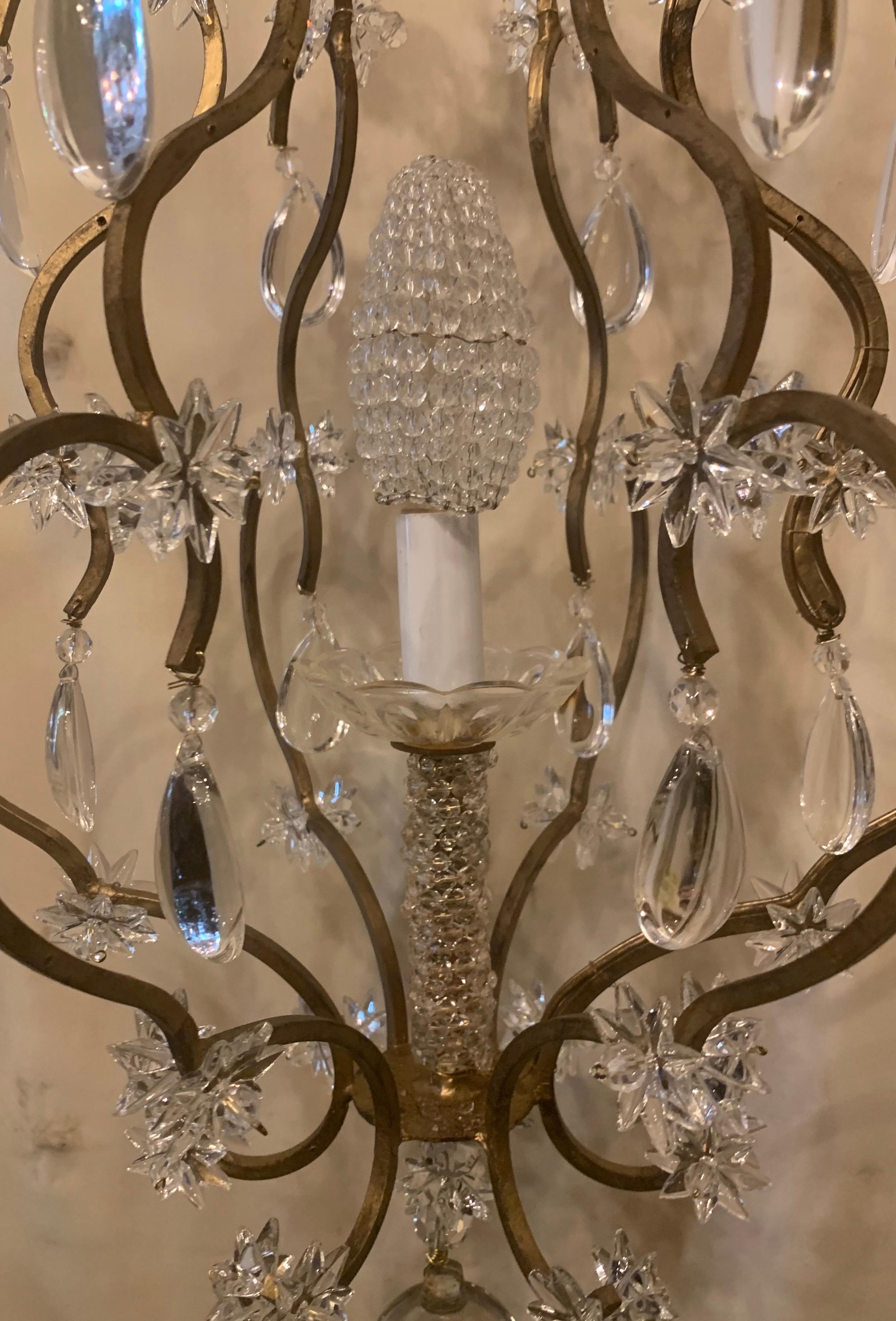 20ième siècle Merveilleux lustre à suspension en forme de panier perlé:: doré et étoilé:: petit luminaire en vente