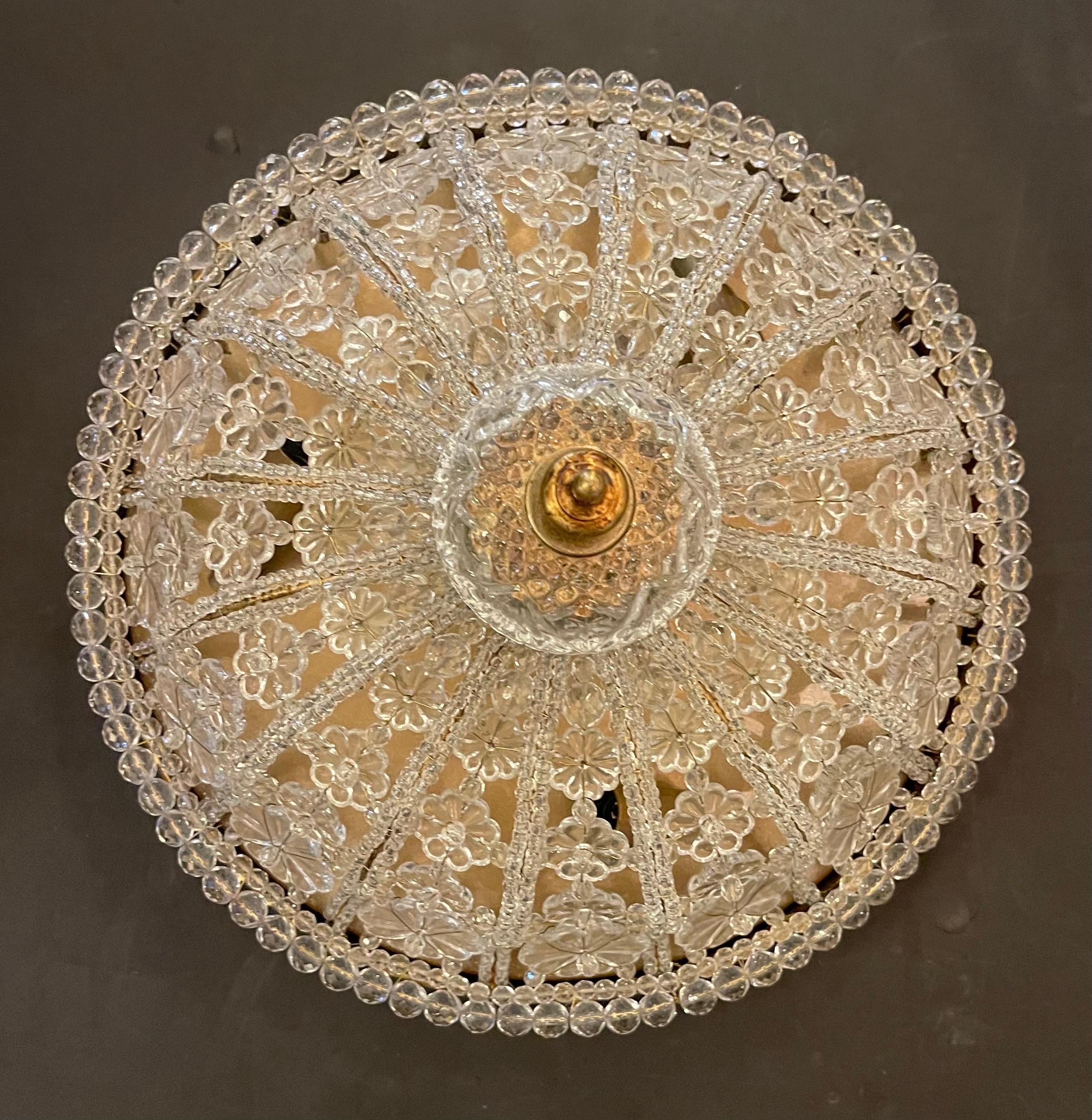 Un maravilloso cristal y bronce antiguo dorado  empotrado con adorno de cuentas de cristal y flores de cristal ascendentes. Tiene tres candelabros en el interior. A la manera de Sherle Wagner.
Cableado actualizado, viene listo para instalar con